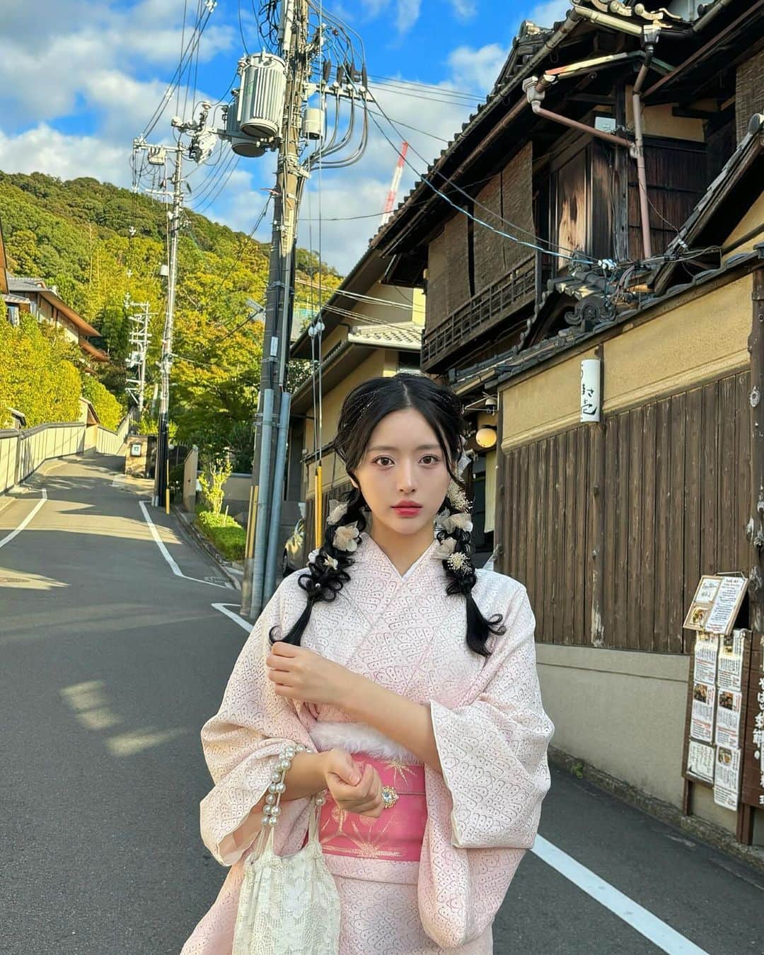 リュリのインスタグラム：「처음 간 교토!! 기모노 입고 링고아메까지🍎🖤 오이시이~ 진짜 벽돌 그잡채.. 컷팅해주는데 사진을 위해 안자르고 받음ㅎㅎ」