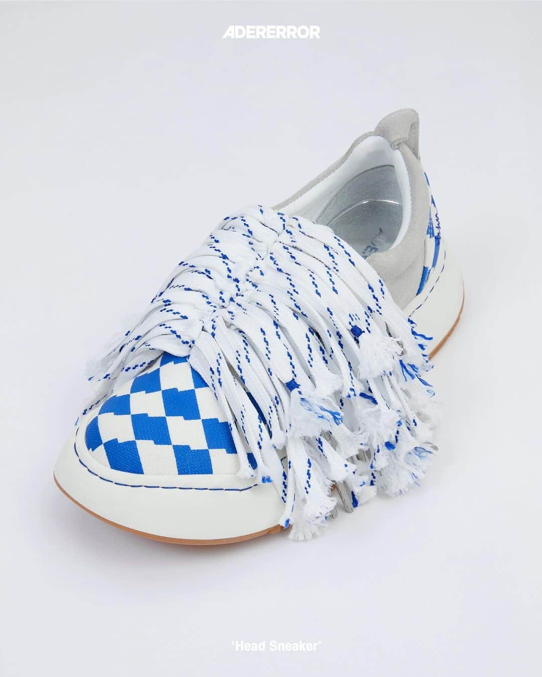 ADER errorさんのインスタグラム写真 - (ADER errorInstagram)「[‘Draw Your Line’ Project]   We're unveiling the fourth object of the 'Draw Your Line' project, presented through collaborations with various artists.   Artist Edmond Looi's (@edmondlooi) 'Head Sneaker' draws inspiration from hairstyles, portraying the forms of both a man and a woman with short and long hair through the combination of shoelaces on the 'Log: LAD' sneakers.   Check out the fourth object of the project, a combination of various details, and the making-of video.   다양한 아티스트와 지속적인 협업을 통해 선보이는 ‘Draw Your Line’ 프로젝트의 네 번째 오브제를 공개합니다.   작가Edmond Looi(@edmondlooi)의 ‘Head Sneaker’는 헤어스타일에서 영감받아 ‘Log : LAD’ 스니커즈 위, 신발 끈의 결합을 통해 짧은 머리와 긴 머리의 두 남녀 형태로 표현 되었습니다.   다양한 디테일들이 결합된 프로젝트의 네 번째 오브제와 메이킹영상을 확인해 보세요.   #ADERLog #DrawYourLine」11月12日 17時00分 - ader_error