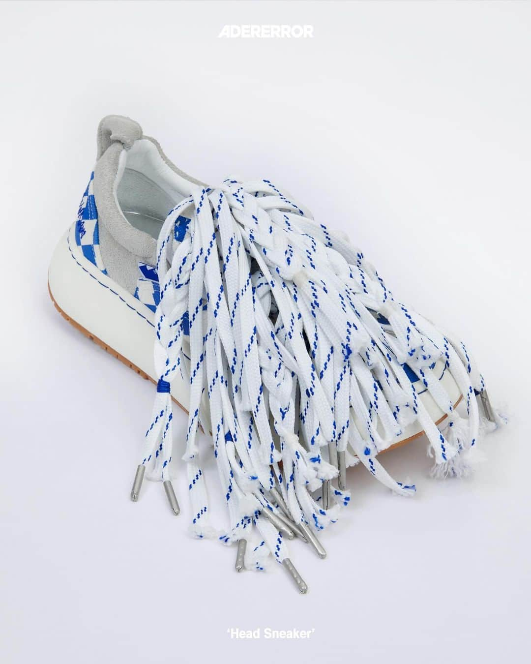 ADER errorさんのインスタグラム写真 - (ADER errorInstagram)「[‘Draw Your Line’ Project]   We're unveiling the fourth object of the 'Draw Your Line' project, presented through collaborations with various artists.   Artist Edmond Looi's (@edmondlooi) 'Head Sneaker' draws inspiration from hairstyles, portraying the forms of both a man and a woman with short and long hair through the combination of shoelaces on the 'Log: LAD' sneakers.   Check out the fourth object of the project, a combination of various details, and the making-of video.   다양한 아티스트와 지속적인 협업을 통해 선보이는 ‘Draw Your Line’ 프로젝트의 네 번째 오브제를 공개합니다.   작가Edmond Looi(@edmondlooi)의 ‘Head Sneaker’는 헤어스타일에서 영감받아 ‘Log : LAD’ 스니커즈 위, 신발 끈의 결합을 통해 짧은 머리와 긴 머리의 두 남녀 형태로 표현 되었습니다.   다양한 디테일들이 결합된 프로젝트의 네 번째 오브제와 메이킹영상을 확인해 보세요.   #ADERLog #DrawYourLine」11月12日 17時00分 - ader_error