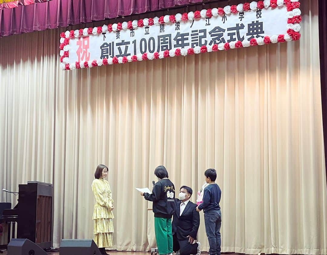 半崎美子さんのインスタグラム写真 - (半崎美子Instagram)「茨城県下妻市立騰波ノ江小学校、 創立100周年記念式典で、ピアノコンサート。 ピアノも100周年。 趣のある豊かな音色に歌声をのせて。 生徒さんたちの眼差し、涙、先生や保護者皆様の思いがぎゅっと集まった時間。  思い溢れる一通のメールから、このたびのご縁が生まれ、準備を重ねて下さった学校関係者の皆様に、あらためて感謝です。  12月2日は再び茨城県で明日を拓くコンサート。 神栖市文化センターへ歌いに行きます♪  #騰波ノ江小学校 #100周年 #ピアノコンサート #半崎美子」11月12日 15時59分 - yoshikohanzaki