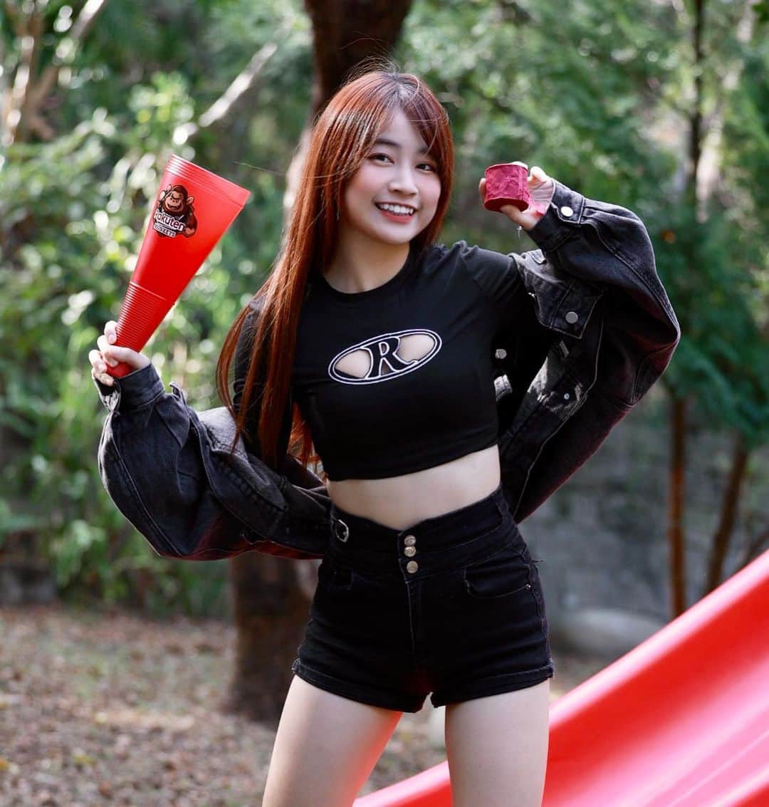 陳伊のインスタグラム：「樂天桃猿加油💪🏻 今天一起ㄆㄘㄉ吧 🏆 #台灣大賽G7 #酒紅色彩帶」
