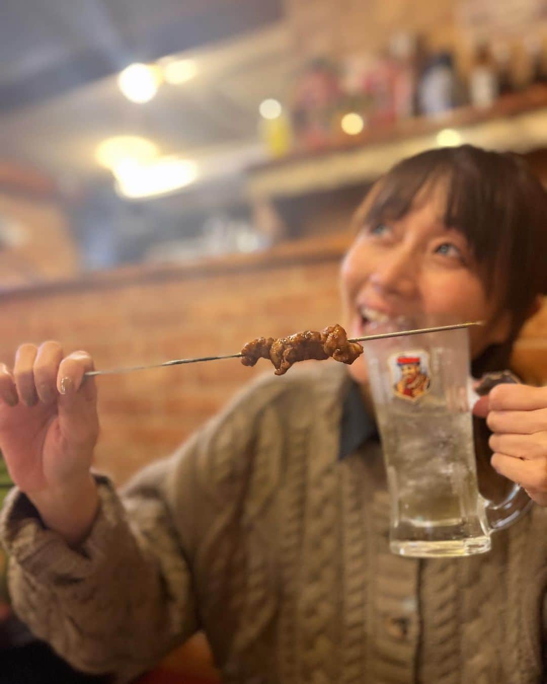 矢井田瞳のインスタグラム：「♡♡♡  神戸の夜、元町で食べた羊肉串が美味しすぎた♡  そして巨大ギターに出合った！  楽しかったなぁ〜💫  #神戸 #元町 #羊肉串 #180 円！ #味香苑」