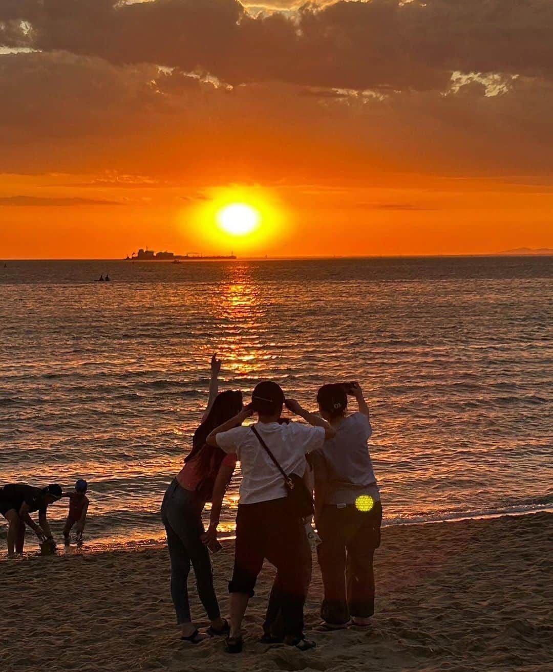 小林恵月さんのインスタグラム写真 - (小林恵月Instagram)「📍 St kilda beach 🏖️ と フラットメイト❤️🇯🇵 メルボルンで会えてよかったよ〜🫶 送迎会してくれたり、ビーチ行ってくれたり、 最後の最後まで本当にありがとう🥰 ブリスベンで待ってるよみんな🤭」11月12日 16時09分 - ezuki_kobayashi