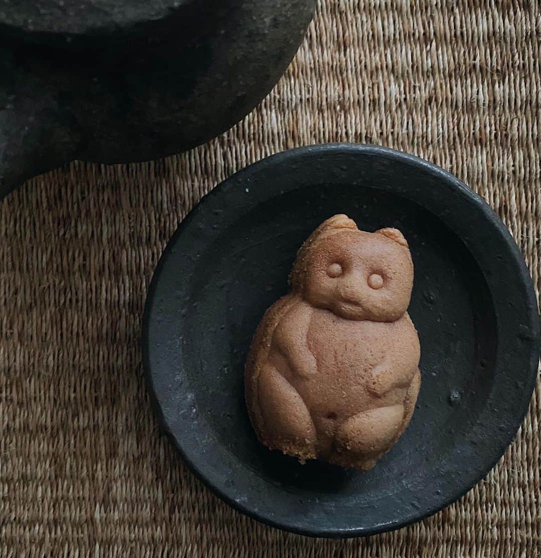のインスタグラム：「東京。羊羹、ふうき豆、のし梅。頂きものが好物ばかり。秋休みの滞在中のお供は羊羹でした。  ⚫︎本日まで秋休みをいただいています。明日、13日（月）から通常営業に戻ります。」