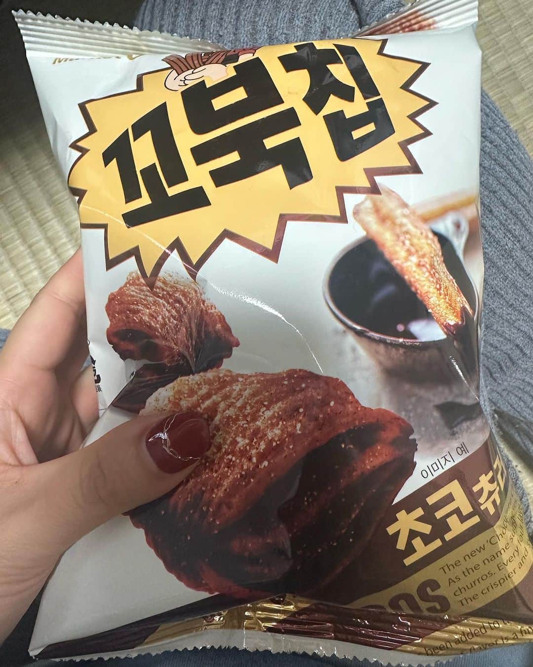小林アナのインスタグラム：「このお菓子好きだなあ  #コブックチップチョコレートチュロス味」