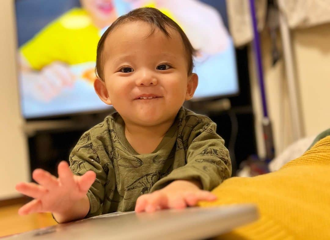 ゆうひなたのインスタグラム：「. . . ４人の中で1番のんびり屋さんな あっちゅん👶🏻 最近1人でタッチする頻度が増えてきて もうそろそろ歩きそう🚶‍♀️♩. . .」