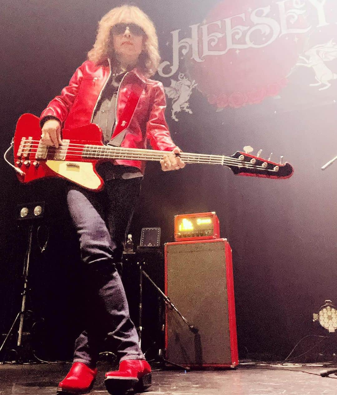 広瀬"HEESEY"洋一さんのインスタグラム写真 - (広瀬"HEESEY"洋一Instagram)「ハロー、トキオ!! 本日、HEESEY JAPAN TOUR 2023「RED COLORED WEEKEND」第5の地・東京神田明神ホールです!! あっという間にファイナルを迎えての東京凱旋でございます。 名古屋と大阪の振替公演は来年に持ち越してしまい恐縮ですが、2024年2月に倍返しでキッチリとリベンジさせていただきます。　 今日は各地スタッフが連名で還暦祝いにプレゼントしてくれた真っ赤なレザージャケットを着て来ましたぜ。コチラ、リハーサルの合間のセルフィ。 華の御江戸の神田明神、熱血漢の真っ赤な血がワクワクウキウキ騒ぎまくってますぜ。 御来場のミナサマ、ファイナルの赤い週末を分かち合いましょう🎶🎶」11月12日 16時08分 - heesey0419