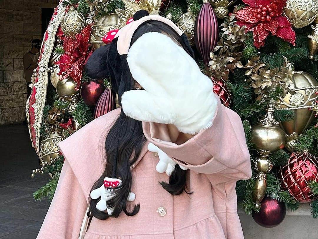 あみさんのインスタグラム写真 - (あみInstagram)「︴𝑐ℎ𝑟𝑖𝑠𝑡𝑚𝑎𝑠 𝑑𝑖𝑠𝑛𝑒𝑦 , 𝑚𝑖𝑛𝑛𝑖𝑒 𝑐𝑜𝑜𝑟𝑑𝑖𝑛𝑎𝑡𝑒  今回も大活躍だったミニーちゃんの手袋🩰🤍 この手袋すると一気にミニーちゃんになった気分になる~（?）  帽子にも手がついてるから手いっぱい🖐🏻ﾜｰｲ  可愛いからいっぱい自撮りしちゃった📷’-  . . . #tokyodisneysea #disneysea #disney #ディズニーシー #クリスマスディズニー #ディズニーフォトスポット #秋コーデ #冬コーデ #低身長コーデ #ミニーコーデ #ピンクコーデ #シミラールックディズニー #ディズニーカチューシャ #umm #ummclair #ummclaïr #ウム #ウムクレール #モテコーデ #淡色コーデ #淡色」11月12日 16時11分 - ami___nmo
