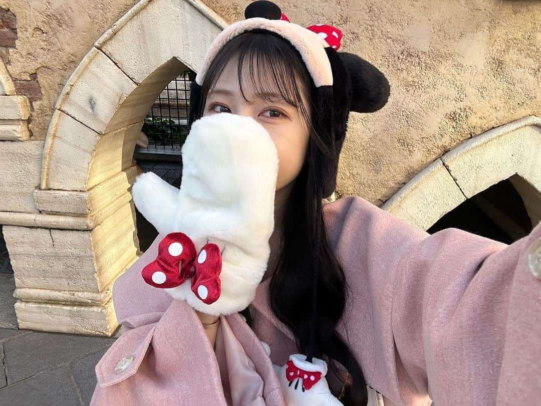 のインスタグラム：「︴𝑐ℎ𝑟𝑖𝑠𝑡𝑚𝑎𝑠 𝑑𝑖𝑠𝑛𝑒𝑦 , 𝑚𝑖𝑛𝑛𝑖𝑒 𝑐𝑜𝑜𝑟𝑑𝑖𝑛𝑎𝑡𝑒  今回も大活躍だったミニーちゃんの手袋🩰🤍 この手袋すると一気にミニーちゃんになった気分になる~（?）  帽子にも手がついてるから手いっぱい🖐🏻ﾜｰｲ  可愛いからいっぱい自撮りしちゃった📷’-  . . . #tokyodisneysea #disneysea #disney #ディズニーシー #クリスマスディズニー #ディズニーフォトスポット #秋コーデ #冬コーデ #低身長コーデ #ミニーコーデ #ピンクコーデ #シミラールックディズニー #ディズニーカチューシャ #umm #ummclair #ummclaïr #ウム #ウムクレール #モテコーデ #淡色コーデ #淡色」