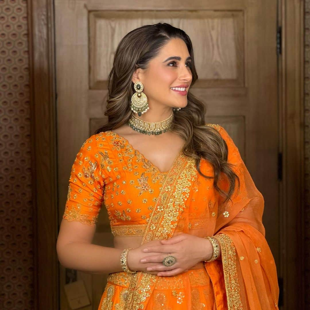 Nargis Fakhri のインスタグラム：「Wishing you a bright and joyful Diwali filled with love and light! May this Diwali bring prosperity and happiness to your life & your friends & family lives too!! God Bless ! 🪔🙏❤️ …  Outfit - @swatiubroi  Jewlery - @tyaanijewellery  HMU - @riyasheth.makeuphair  & the amazing @mahakbrahmawar who makes magic happen ! Plus can’t forget my @tb for photo credits LOL」