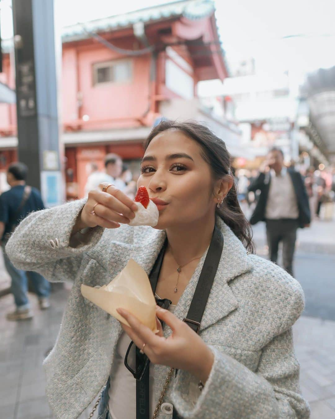 Prilly Latuconsinaのインスタグラム：「nom nom nom!   Di Jepang udah kaya balita yang ngeliat makanan langsung masuk mulut tanpa mikir ☺️」