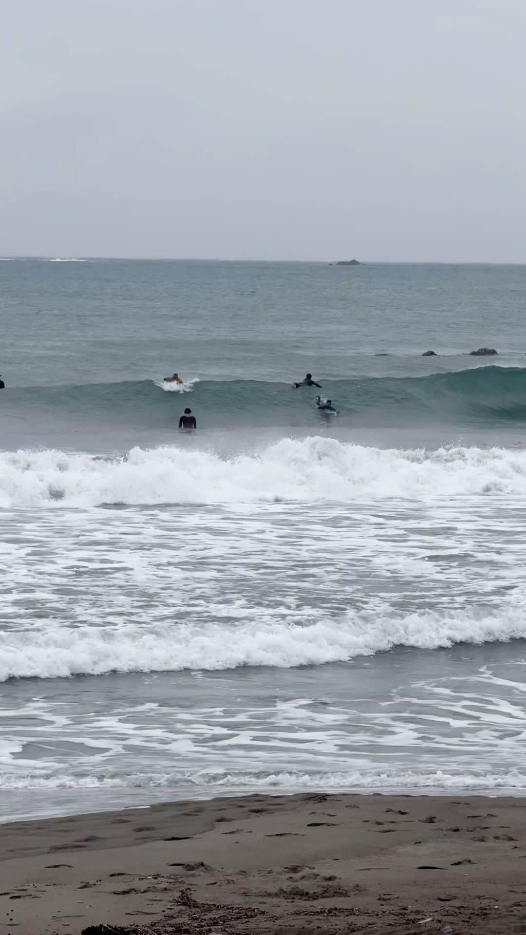 Isseki Nagaeのインスタグラム：「帰る時間帯に波が良くなる不条理! #surfing #surfinglife #beach #beachlifestyle」