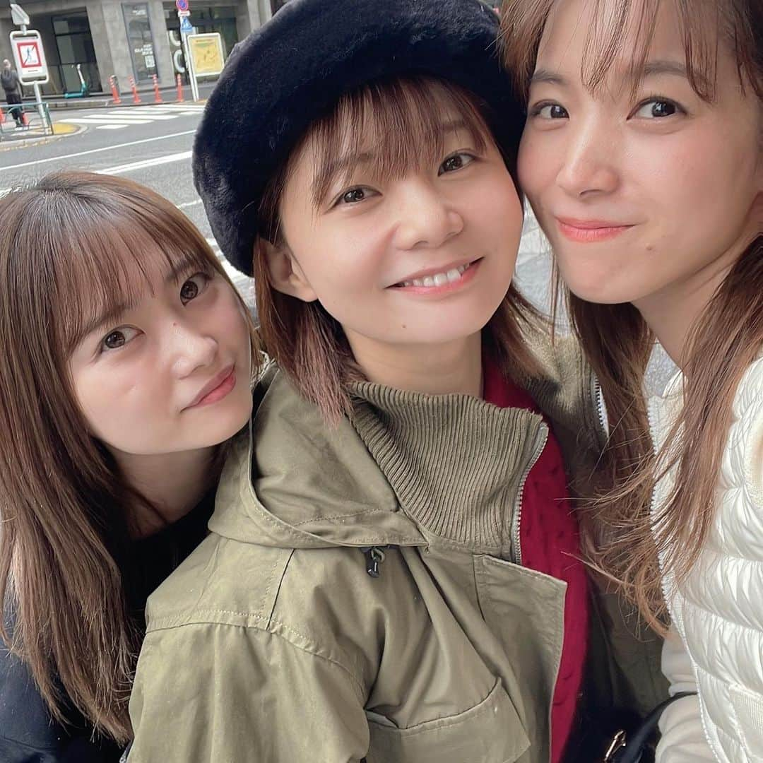 真奈さんのインスタグラム写真 - (真奈Instagram)「久しぶりに3人で集まれた♡︎ カフェしてピラティスしてラーメン食べて……🫨笑  りーちゃんのニット届いたから 早速着た〜🧶 普段赤は買わないけど冬だし、 りーちゃんの着用画像が可愛すぎて 赤にした〜〜❤️(唯のおたく) 眼鏡も合わせて赤をかけた❤️  んで眼鏡新調した👓また載せる〜😊  #unitedarrows #菅谷梨沙子コラボキャンペーン  #まなてぃのふく　#anatomica #resee」11月12日 16時22分 - manatmnt0116