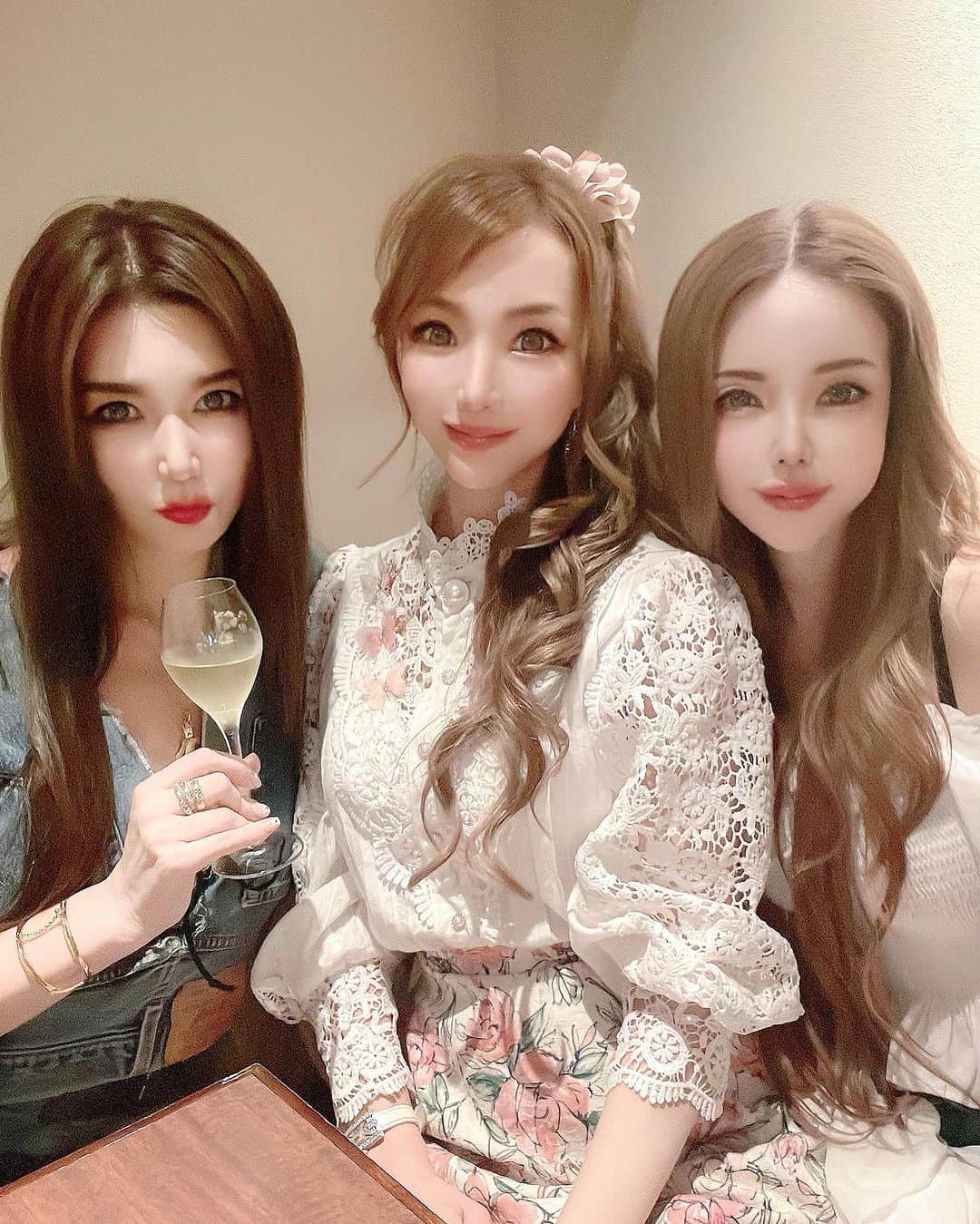 明星優花さんのインスタグラム写真 - (明星優花Instagram)「林村ゆかりちゃんがオープンしたお店に… 大好きなお姉ちゃん💕 あきないさんと行ってきました🥂🍾 みんなでパシャリ📷✨  #インスタ女子 #インスタグラマー #インフルエンサー #インフルエンサー募集  #インフルエンサーになりたい  #インフルエンサーマーケティング  #TikTok #女社長 #女性起業家 #林村ゆかり #新橋」11月12日 18時00分 - yuka1219yuka