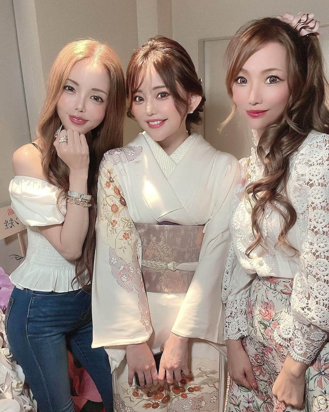 明星優花さんのインスタグラム写真 - (明星優花Instagram)「林村ゆかりちゃんがオープンしたお店に… 大好きなお姉ちゃん💕 あきないさんと行ってきました🥂🍾 みんなでパシャリ📷✨  #インスタ女子 #インスタグラマー #インフルエンサー #インフルエンサー募集  #インフルエンサーになりたい  #インフルエンサーマーケティング  #TikTok #女社長 #女性起業家 #林村ゆかり #新橋」11月12日 18時00分 - yuka1219yuka