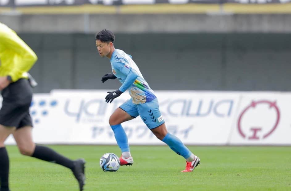 福島ユナイテッドFCのインスタグラム：「𝗽𝗵𝗼𝘁𝗼 𝗴𝗮𝗹𝗹𝗲𝗿𝘆📸 △ 福島 1-1 松本  強い寒気に覆われたなか、とうスタで我々と共に最後まで戦ってくださった全てのみなさまに心より感謝いたします。  試合終了のホイッスルが鳴るまで、全員がゴールに向かって粘り強く戦い続けた結果得た勝点1。  あともう1歩とはなりませんでしたが、この悔しさが詰まった勝点“1”を必ず次に繋げます。  引き続き力強い後押しをよろしくお願いします。  #1112松本 #一心一積 #福島ユナイテッド #fufc #福島 #Jリーグ #jleague #サッカー #soccer #⚽️」