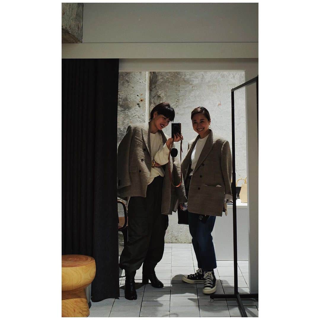 JUNNAさんのインスタグラム写真 - (JUNNAInstagram)「•  11月15日青山一丁目にオープンする ATELIER MOの初店舗OPENING RECEPTIONへ  ヴィンテージ家具、器、ワードローブ、デザイナー・建築家などのアートピースが洗練された空間で愉しめる新感覚のアトリエ。  1 GEORGE NAKASHIMA 惚れ惚れの美しさ  2 MICHAEL THONET  3  フィッティングルームも素敵  4 HATANO WATARU  和紙を使ったアート  5 @sonekana とそれぞれお気に入りの @jilsander のアウターを纏って。コート素敵だったなぁ〜後ろ髪を引かれている  6 GEORGE NAKASHIMA 天然シーグラスで編まれた座面...美  7 @yoshimi_725 とかぶったジャケットは @wryht_official   8 PIERRE JEANNERET 指をくわえて眺める...はぁ。素敵。  9 @tsuuu969 @blenda0305 @m_iiicooo   10 器も...  ETRÉのプレスルームから徒歩3分。 またすぐに覗きに行こう🫣  @ateliermo_  📍東京都港区南青山１丁目１−１ 東館 1F  #青山#青山一丁目#ヴィンテージ家具」11月12日 21時58分 - junna