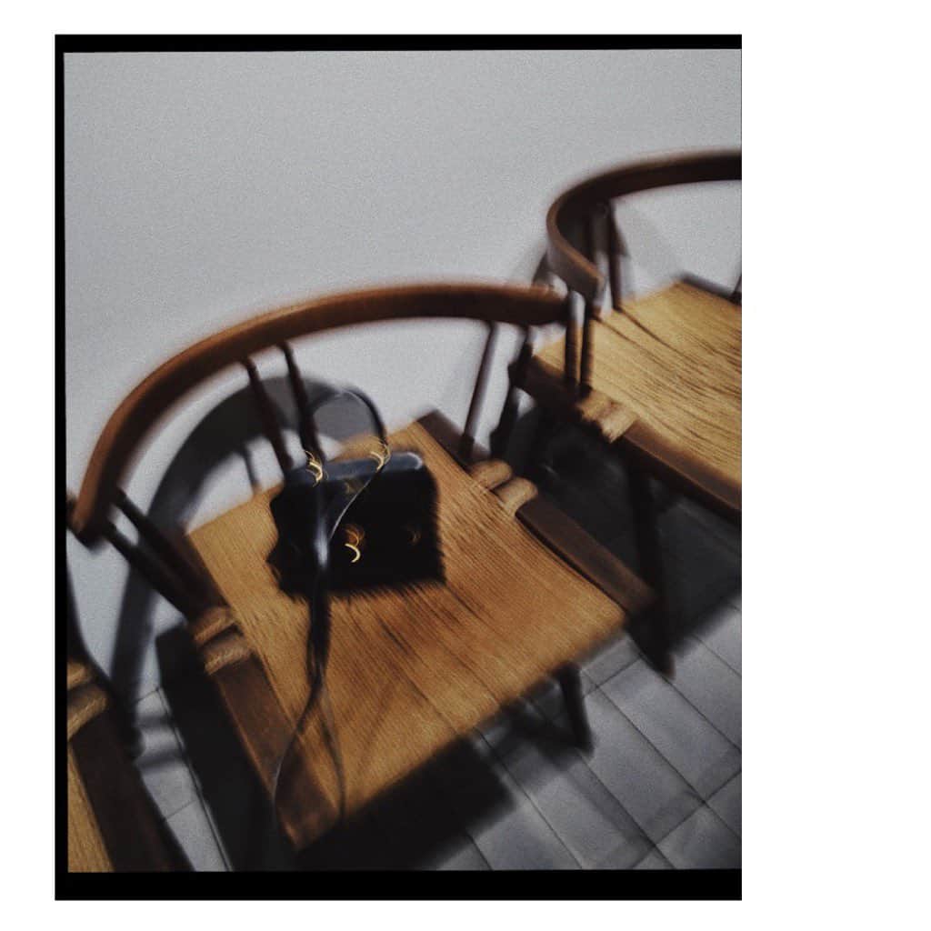 JUNNAさんのインスタグラム写真 - (JUNNAInstagram)「•  11月15日青山一丁目にオープンする ATELIER MOの初店舗OPENING RECEPTIONへ  ヴィンテージ家具、器、ワードローブ、デザイナー・建築家などのアートピースが洗練された空間で愉しめる新感覚のアトリエ。  1 GEORGE NAKASHIMA 惚れ惚れの美しさ  2 MICHAEL THONET  3  フィッティングルームも素敵  4 HATANO WATARU  和紙を使ったアート  5 @sonekana とそれぞれお気に入りの @jilsander のアウターを纏って。コート素敵だったなぁ〜後ろ髪を引かれている  6 GEORGE NAKASHIMA 天然シーグラスで編まれた座面...美  7 @yoshimi_725 とかぶったジャケットは @wryht_official   8 PIERRE JEANNERET 指をくわえて眺める...はぁ。素敵。  9 @tsuuu969 @blenda0305 @m_iiicooo   10 器も...  ETRÉのプレスルームから徒歩3分。 またすぐに覗きに行こう🫣  @ateliermo_  📍東京都港区南青山１丁目１−１ 東館 1F  #青山#青山一丁目#ヴィンテージ家具」11月12日 21時58分 - junna