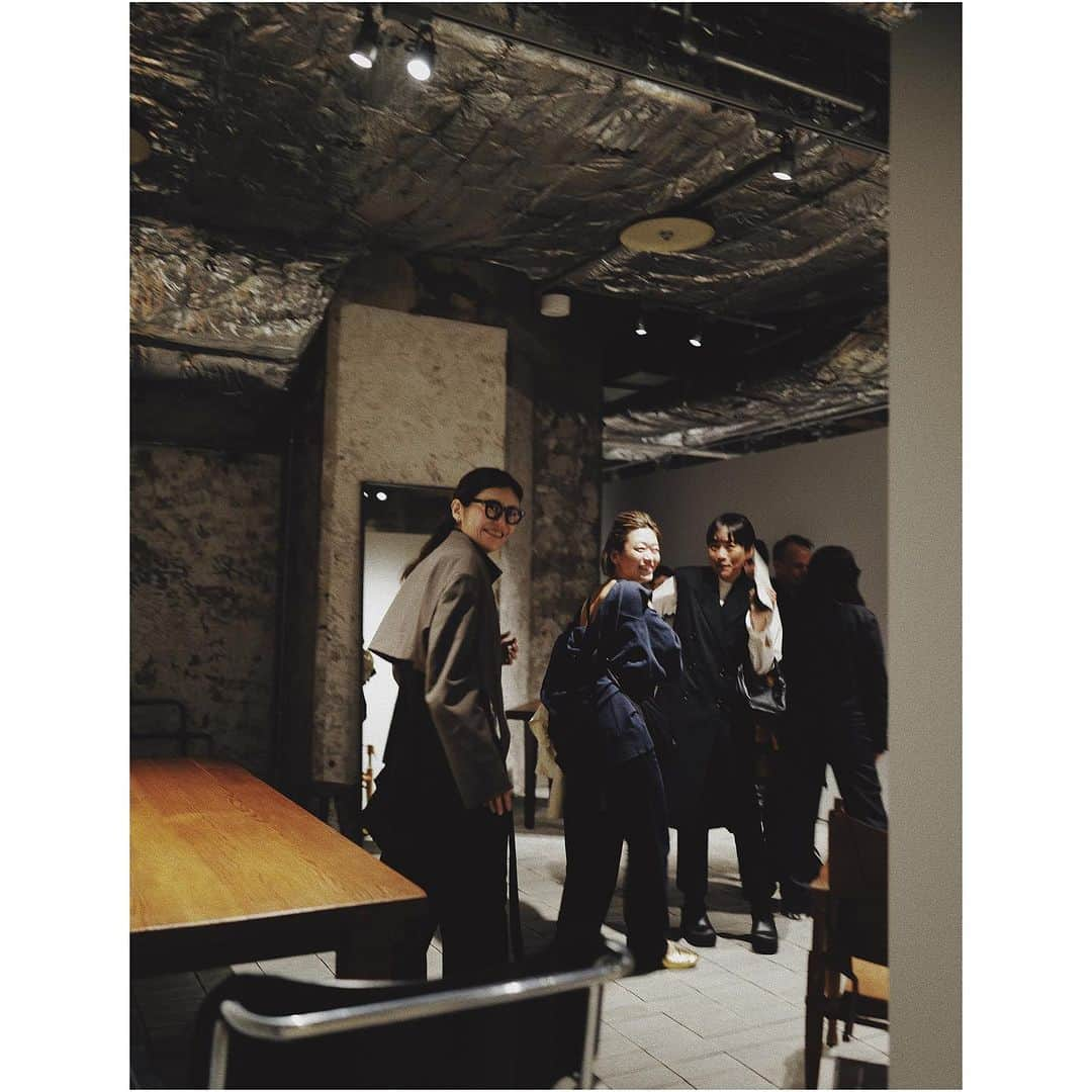 JUNNAさんのインスタグラム写真 - (JUNNAInstagram)「•  11月15日青山一丁目にオープンする ATELIER MOの初店舗OPENING RECEPTIONへ  ヴィンテージ家具、器、ワードローブ、デザイナー・建築家などのアートピースが洗練された空間で愉しめる新感覚のアトリエ。  1 GEORGE NAKASHIMA 惚れ惚れの美しさ  2 MICHAEL THONET  3  フィッティングルームも素敵  4 HATANO WATARU  和紙を使ったアート  5 @sonekana とそれぞれお気に入りの @jilsander のアウターを纏って。コート素敵だったなぁ〜後ろ髪を引かれている  6 GEORGE NAKASHIMA 天然シーグラスで編まれた座面...美  7 @yoshimi_725 とかぶったジャケットは @wryht_official   8 PIERRE JEANNERET 指をくわえて眺める...はぁ。素敵。  9 @tsuuu969 @blenda0305 @m_iiicooo   10 器も...  ETRÉのプレスルームから徒歩3分。 またすぐに覗きに行こう🫣  @ateliermo_  📍東京都港区南青山１丁目１−１ 東館 1F  #青山#青山一丁目#ヴィンテージ家具」11月12日 21時58分 - junna