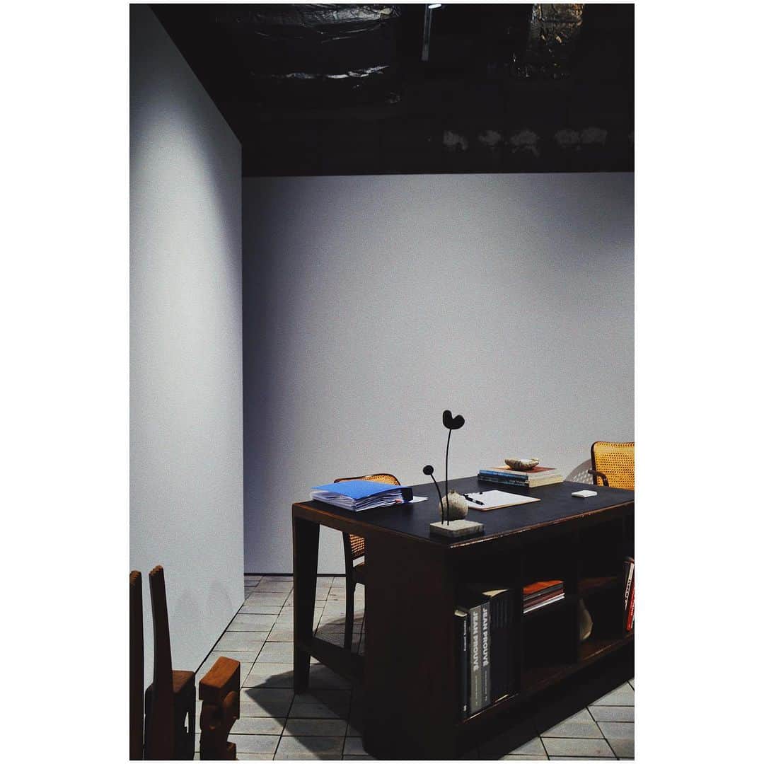 JUNNAさんのインスタグラム写真 - (JUNNAInstagram)「•  11月15日青山一丁目にオープンする ATELIER MOの初店舗OPENING RECEPTIONへ  ヴィンテージ家具、器、ワードローブ、デザイナー・建築家などのアートピースが洗練された空間で愉しめる新感覚のアトリエ。  1 GEORGE NAKASHIMA 惚れ惚れの美しさ  2 MICHAEL THONET  3  フィッティングルームも素敵  4 HATANO WATARU  和紙を使ったアート  5 @sonekana とそれぞれお気に入りの @jilsander のアウターを纏って。コート素敵だったなぁ〜後ろ髪を引かれている  6 GEORGE NAKASHIMA 天然シーグラスで編まれた座面...美  7 @yoshimi_725 とかぶったジャケットは @wryht_official   8 PIERRE JEANNERET 指をくわえて眺める...はぁ。素敵。  9 @tsuuu969 @blenda0305 @m_iiicooo   10 器も...  ETRÉのプレスルームから徒歩3分。 またすぐに覗きに行こう🫣  @ateliermo_  📍東京都港区南青山１丁目１−１ 東館 1F  #青山#青山一丁目#ヴィンテージ家具」11月12日 21時58分 - junna