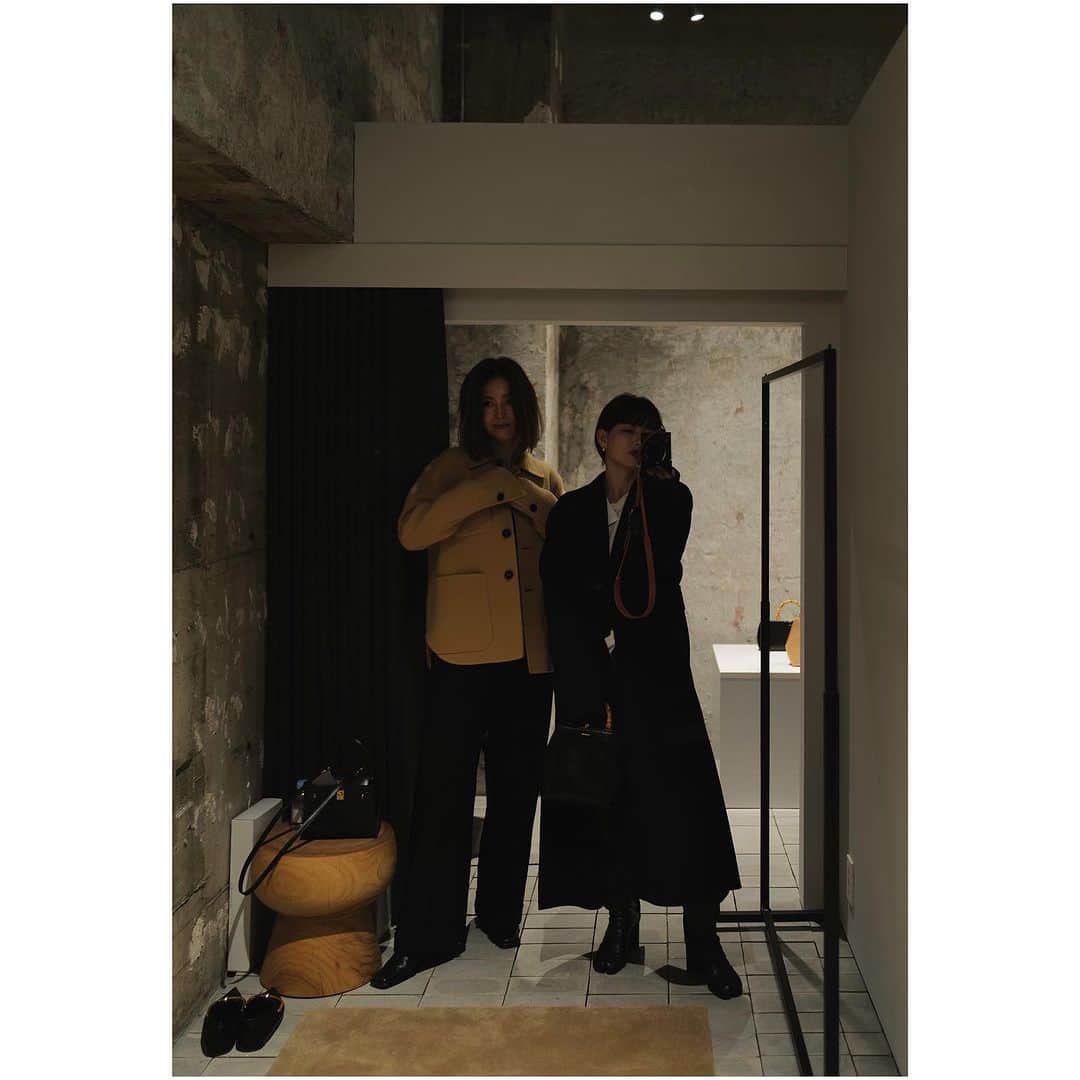 JUNNAさんのインスタグラム写真 - (JUNNAInstagram)「•  11月15日青山一丁目にオープンする ATELIER MOの初店舗OPENING RECEPTIONへ  ヴィンテージ家具、器、ワードローブ、デザイナー・建築家などのアートピースが洗練された空間で愉しめる新感覚のアトリエ。  1 GEORGE NAKASHIMA 惚れ惚れの美しさ  2 MICHAEL THONET  3  フィッティングルームも素敵  4 HATANO WATARU  和紙を使ったアート  5 @sonekana とそれぞれお気に入りの @jilsander のアウターを纏って。コート素敵だったなぁ〜後ろ髪を引かれている  6 GEORGE NAKASHIMA 天然シーグラスで編まれた座面...美  7 @yoshimi_725 とかぶったジャケットは @wryht_official   8 PIERRE JEANNERET 指をくわえて眺める...はぁ。素敵。  9 @tsuuu969 @blenda0305 @m_iiicooo   10 器も...  ETRÉのプレスルームから徒歩3分。 またすぐに覗きに行こう🫣  @ateliermo_  📍東京都港区南青山１丁目１−１ 東館 1F  #青山#青山一丁目#ヴィンテージ家具」11月12日 21時58分 - junna