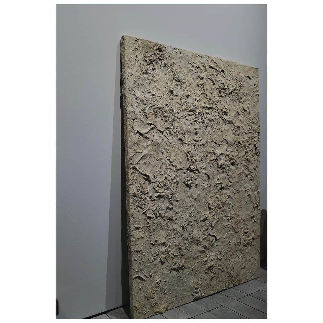 JUNNAさんのインスタグラム写真 - (JUNNAInstagram)「•  11月15日青山一丁目にオープンする ATELIER MOの初店舗OPENING RECEPTIONへ  ヴィンテージ家具、器、ワードローブ、デザイナー・建築家などのアートピースが洗練された空間で愉しめる新感覚のアトリエ。  1 GEORGE NAKASHIMA 惚れ惚れの美しさ  2 MICHAEL THONET  3  フィッティングルームも素敵  4 HATANO WATARU  和紙を使ったアート  5 @sonekana とそれぞれお気に入りの @jilsander のアウターを纏って。コート素敵だったなぁ〜後ろ髪を引かれている  6 GEORGE NAKASHIMA 天然シーグラスで編まれた座面...美  7 @yoshimi_725 とかぶったジャケットは @wryht_official   8 PIERRE JEANNERET 指をくわえて眺める...はぁ。素敵。  9 @tsuuu969 @blenda0305 @m_iiicooo   10 器も...  ETRÉのプレスルームから徒歩3分。 またすぐに覗きに行こう🫣  @ateliermo_  📍東京都港区南青山１丁目１−１ 東館 1F  #青山#青山一丁目#ヴィンテージ家具」11月12日 21時58分 - junna