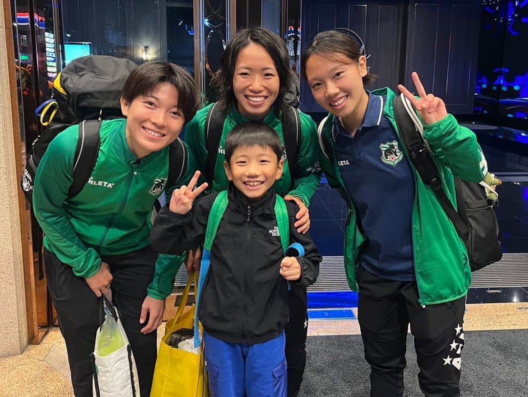 若林美里さんのインスタグラム写真 - (若林美里Instagram)「* 2023.11.11 昨日、小沼さんのご家族と秋澤さんが、私達の試合を観戦するために日本からわざわざ応援に来てくれました📣⚽️🔥  残念ながら試合には勝つことが出来ませんでしたが、試合後の時間は素敵なひと時を過ごすことができました✨  応援してくださる方、一人一人の思いを胸に、残りの試合全力で戦います。  #台湾 #高雄 #柏文健康事業 #健身工廠 #陽信銀行 #ATHLETA #博田國際醫院 #東嚮精密股份有限公司 #高雄陽信女足 #台湾サッカー #女子サッカー #若林美里 #謝謝 #足球 #taiwan #2023台灣木蘭足球聯賽 #2023MULAN」11月12日 21時51分 - mi.nori.11