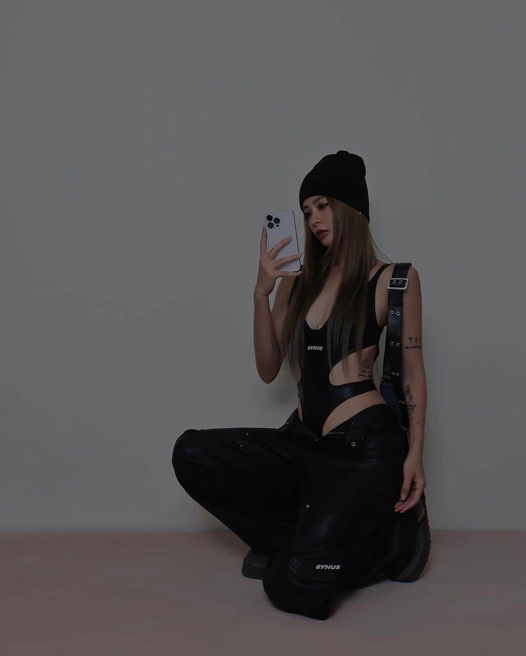 林咖安（Lyla）のインスタグラム：「🖤✨🪩🦋  一年四季都覺得很熱的me😇 無法喝常溫水 / 只能冰水🧊 or 熱茶熱咖啡🍵☕️  然後不管去哪～都覺得超熱😆 剛好衣櫃裡的衣服都能各種散熱!!!啊哈啊哈哈哈  By the way 自從 Ism 落地後🕶️ 吃超辣、喝超冰、體溫飆高😂 感覺就是一個沒有中間值的👶🏻  #allblackeverything  #現在到底是一個什麼混亂的季節」