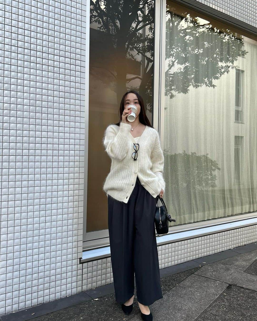 大坪はるらのインスタグラム：「ootd cardigan @fray_id  pants @didot.showroom  shoes @zara  bag @vasic_japan  accessory @kou___jewelry   寒くなる前のコーディネート‪‪❤︎‬」