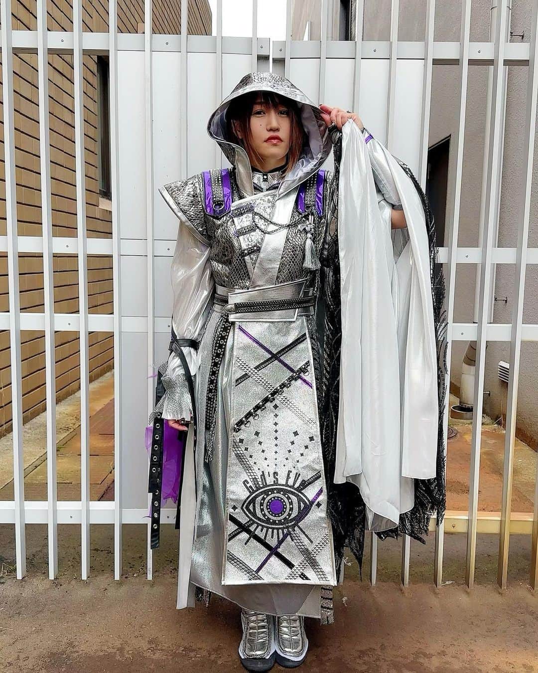 朱里のインスタグラム：「NEWガウン👀  #stardom #GE #Syuri #prowrestling #new #silver #cool #photo #photography」