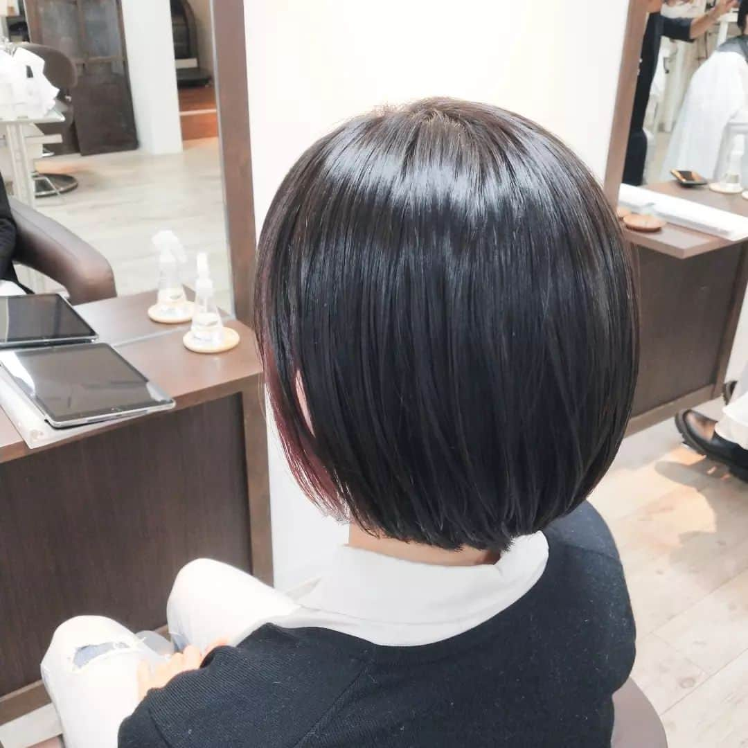 IMAGINE-hairのインスタグラム：「いつもありがとうございます😌  ✄お客様スタイル✄  ☆インナーカラーボブ☆  スソが軽くてひし形シルエットのボブスタイル◇◆  前髪の一線からもみあげにかけてのフェイスラインにインナーカラーを✨  秋なのでワインレッドで🍷  スタイリング 👉ハンドブローのみ、オイル仕上げ  メニュー 👉カット＋ファイバープレックスカラー＋インナーワンブリーチ　¥20,900-  秋山はこんな美容師です。 ✄30代、40代、50代のお客様から支持して頂いてます。 ✄ショートスタイル、ボブスタイルが大得意です。カット技術には自信あるので、まとまりやすく朝のスタイリングを楽にします。 ✄生えグセ、髪質、頭の形等をしっかり見て、顔の黄金比に合わせて小顔小頭スタイルにします。 ✄かれこれ20年。髪質、ヘアスタイル、頭皮の事等どんな悩みもお任せ下さい。  IMAGINEは、こんな方におすすめのヘアサロンです ❁トップをふんわりさせたい方 ❁つむじ割れが気になる方 ❁毎日のスタイリングを楽に決まるようにしたい方 ❁パサつき、ぺたんこ、うねり、頭皮トラブルなど大人女性のお悩みを持たれてる方 ❁小顔、小頭にしたい方  IMAGINEでは、、、 ・髪の毛、頭皮の様々なお悩みを解消します。 ・パサつき、ぺたんこ、うねり、細毛、抜け毛など大人女性のお悩みもお任せ下さい。 ・日本で唯一のパーマでぺたんこ、つむじ割れを解消します。 ・毎日のスタイリングが楽になるように傷めずまとまり長持ちするヘアスタイルを提供します。 ・顔、頭の黄金比(美しく見えるバランス)をベースに小顔、小頭のヘアスタイルにします。  【IMAGINE天神橋店の料金】 ❁カット　¥6,600 ❁カット＋ファイバープレックスカラー　¥15,950 ❁カット＋ファイバープレックスカラー＋トリートメント　¥20,570 ❁根元ふんわりパーマ＋カット　¥14,850 ❁つむじ割れ解消ポイントパーマ＋カット　¥11,550 ❁酸性ナチュラルストレート＋カット　¥18,150  【アクセス】 〒530-0041 大阪市北区天神橋３−６−２２ TEL  ０６−６３５１−８０２０  詳しくはホームページをご覧ください www.imagine-hair.com  【定休日】毎週月曜日、第2,3,5火曜日  【受付時間】 　【火】12：30～18：00 　【水−土】10：00～18：30 　【日・祝】10：00～17：30  ご予約や気になる方、メニューなどのご相談は お電話(０６−６３５１−８０２０)もしくはDMからお気軽にご連絡下さい❁¨̮   #ショート#ショートヘア#ショートヘアスタイル#ボブ#ボブショート#ショートボブ#ボブヘア#パーマヘアスタイル#インナーカラー#デジタルパーマ#ストレートパーマ#メンズパーマ#ファイバープレックス#つむじ割れ解消#つむじ#脱白髪染め#ハイライト#30代ヘア#40代ヘア#50代ヘア#天神橋美容室#天満美容室#南森町美容院#天神橋美容院#天満#南森町#扇町#天神橋#天神橋筋商店街」