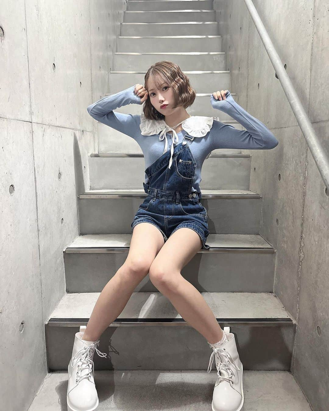 橋本桃呼のインスタグラム：「💙×‎🤍〜·͜· ︎︎ᕷ  お洋服かわいいですかー？？👗 寒くなってきたからあったかくしてね🥹💖  #instagramjapan #instagood #instafashion #instapic #japanesegirl #일상 #데일리 #셀카 #셀스타그램 #데일리룩 #오오티디 #ootd #followme」