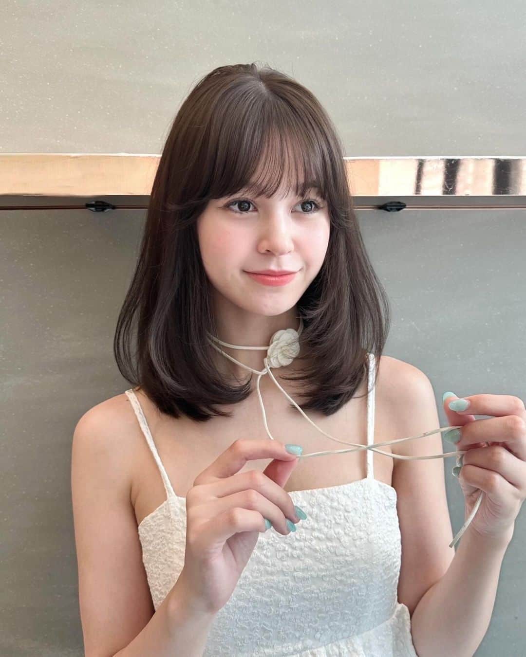 SHIMAのインスタグラム：「. < SHIMA HITHAIR -October- > .  [ 秋の新色″choco greige″ × layer cut ] 理想の透明感と艶が叶う柔らかいグレージュカラーに ラベンダーをほんのりプラス♡ ワンカールでふんわり可愛く動くlayer cutも。 . ◆担当：GINZA店 丸山 楓 @kaede__maruyama  ◆menu：カット&プレミアムケアカラー  ◆使用スタイリング剤：#seekmoisture . #shimaginza #shima #shimahithair」