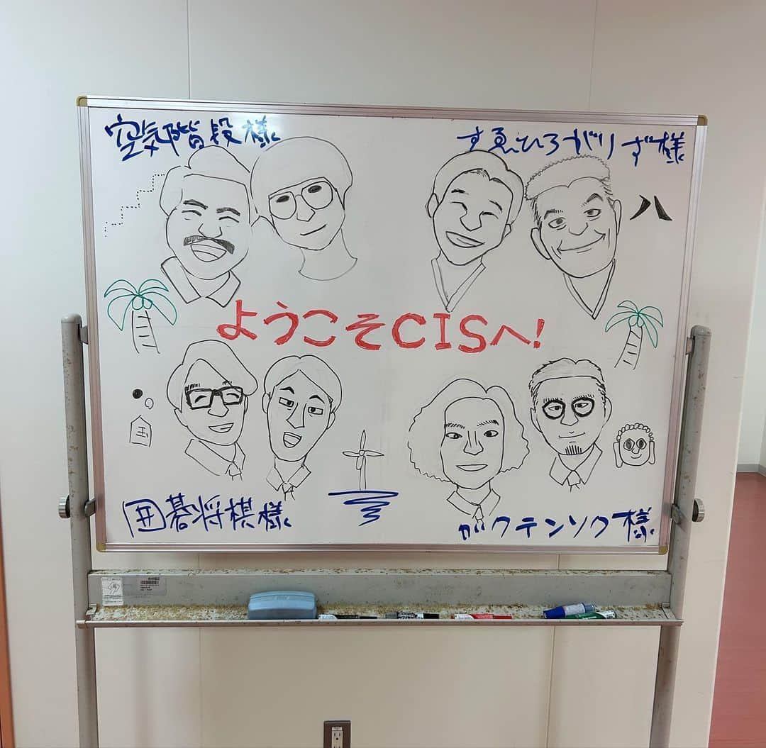 奥田修二さんのインスタグラム写真 - (奥田修二Instagram)「【ウェルカムボード大賞】  秋田県立大学さん、作新学院大学さん、千葉科学大学さんの学園祭にお邪魔いたしました！お越しくださった皆さまありがとう！実行委員の皆さま、お疲れ様でした！  3校ともステキなウェルカムボードでした！ありがたい！  あと、前回なぜかクマの足跡のアップのみを載せてしまっていた麻布大学さんのウェルカムボードの全貌もお見せいたしました！  というわけで、今週で全ての学園祭が終わりました！呼んでくださった実行委員の皆さま、楽しい時間をありがとうございました！  #ガクテンソク #学園祭 #学祭 #ウェルカムボード #ウェルカムボード大賞」11月12日 16時28分 - gakutensoku_okuda_official