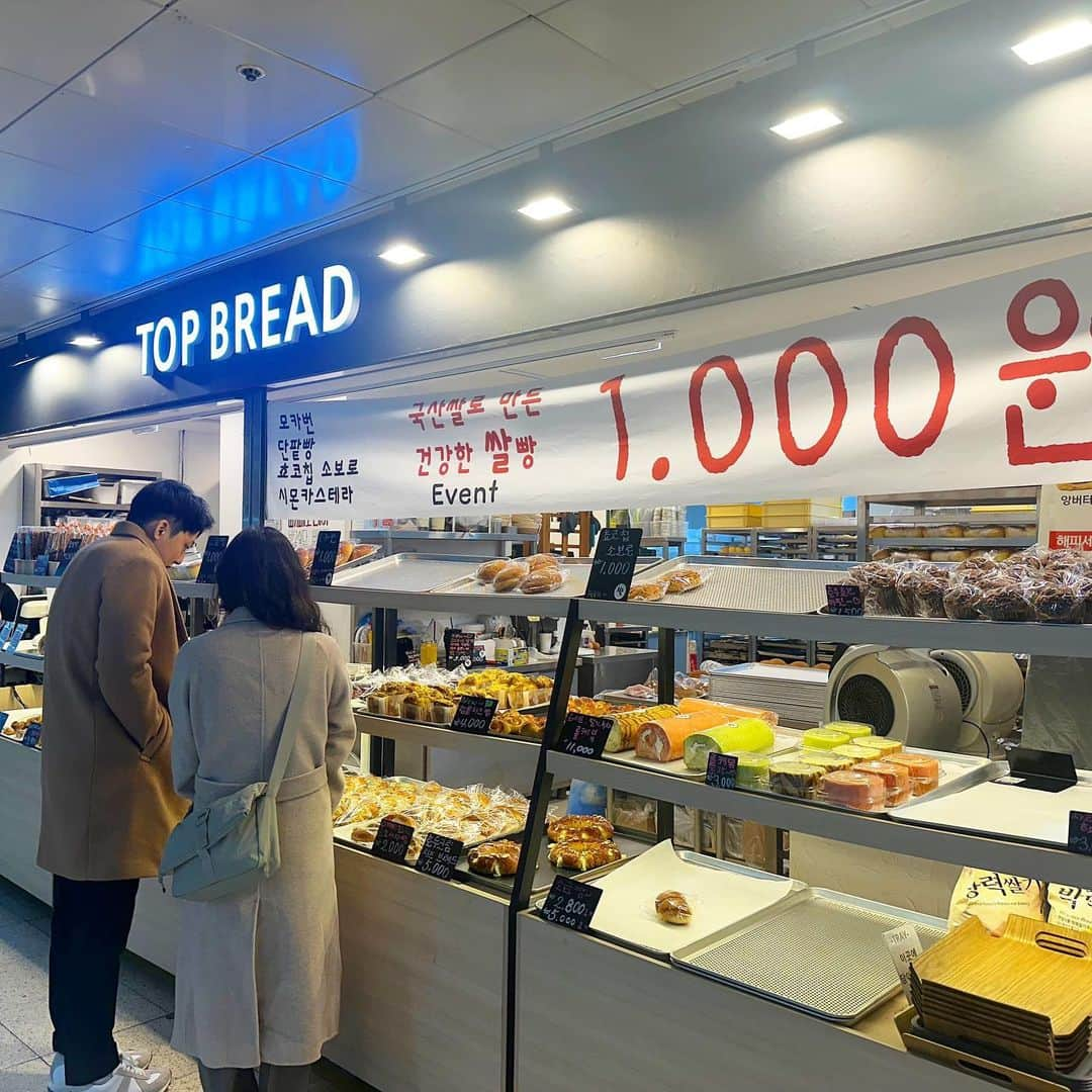 とぎもちさんのインスタグラム写真 - (とぎもちInstagram)「. 【サダン駅 🇰🇷 사당역】  サタン駅の中にある top bread（탑브레드）で 大好きなリアルコグマパン見つけた😍😍  韓国で大好きなモッチモチ生地にさつまいも餡が入った 見た目もさつまいもなパンなんだけど これ最近あまり見かけなくなってきて 駅で発見して即買い😍✨  端がちょい硬めのサクッとなって生地はもちもち めちゃくちゃ美味しかった😭💓  #トップブレッド topbread #トップブレッドサダン駅 #サダン駅 #韓国 #韓国パン #リアルコグマパン #コグマパン #焼き芋パン #さつまいもパン #탑브레드 #사당역 #사당역빵집 #とぎもちリアルコグマパン #とぎもちコグマパン #とぎもちパン #とぎもちさつまいも #とぎもちトップブレッド #とぎもちサダン駅」11月12日 16時30分 - togistagram