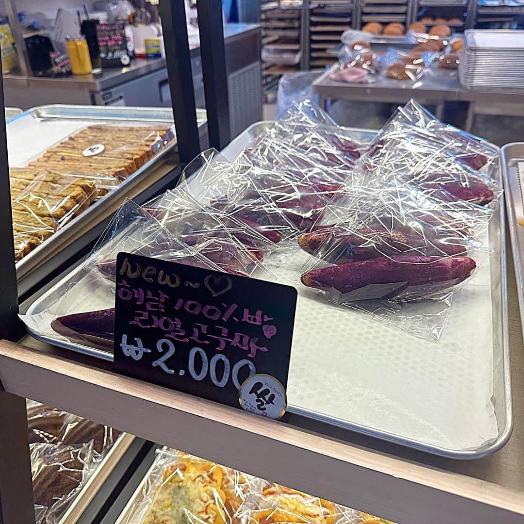 とぎもちさんのインスタグラム写真 - (とぎもちInstagram)「. 【サダン駅 🇰🇷 사당역】  サタン駅の中にある top bread（탑브레드）で 大好きなリアルコグマパン見つけた😍😍  韓国で大好きなモッチモチ生地にさつまいも餡が入った 見た目もさつまいもなパンなんだけど これ最近あまり見かけなくなってきて 駅で発見して即買い😍✨  端がちょい硬めのサクッとなって生地はもちもち めちゃくちゃ美味しかった😭💓  #トップブレッド topbread #トップブレッドサダン駅 #サダン駅 #韓国 #韓国パン #リアルコグマパン #コグマパン #焼き芋パン #さつまいもパン #탑브레드 #사당역 #사당역빵집 #とぎもちリアルコグマパン #とぎもちコグマパン #とぎもちパン #とぎもちさつまいも #とぎもちトップブレッド #とぎもちサダン駅」11月12日 16時30分 - togistagram