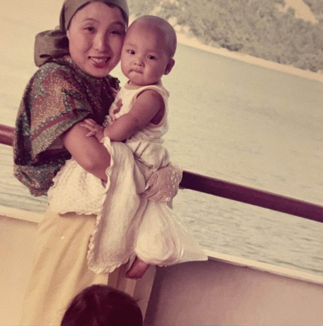濱田マサルのインスタグラム：「片付けをしていたら。。  子供の時の写真が出てきました。  とは言え、僕の子供の時の写真はこれ位しかありません。  ほぼ処分しました  中学生から住んでい大阪の実家は、田舎で交通の便が悪いのと 2人暮らしには広すぎたので10年前に処分したのです。  その時、普段使わない要らない物や、日常見ない卒業アルバムなど写真は全て処分したんです。。  少し、寂しい気持ちもあり。。  しかし、この数枚で十分思い出に浸れます。。  この写真たち、、お遊戯会の写真以外。。  記憶はないですが😅❤️💦  ご覧の通り。。  お洋服やアクセサリー好きは母譲りです🙏🏻  両親共働きながら、一生懸命に育ててくれました。。  ありがとう。【感謝しています。】」
