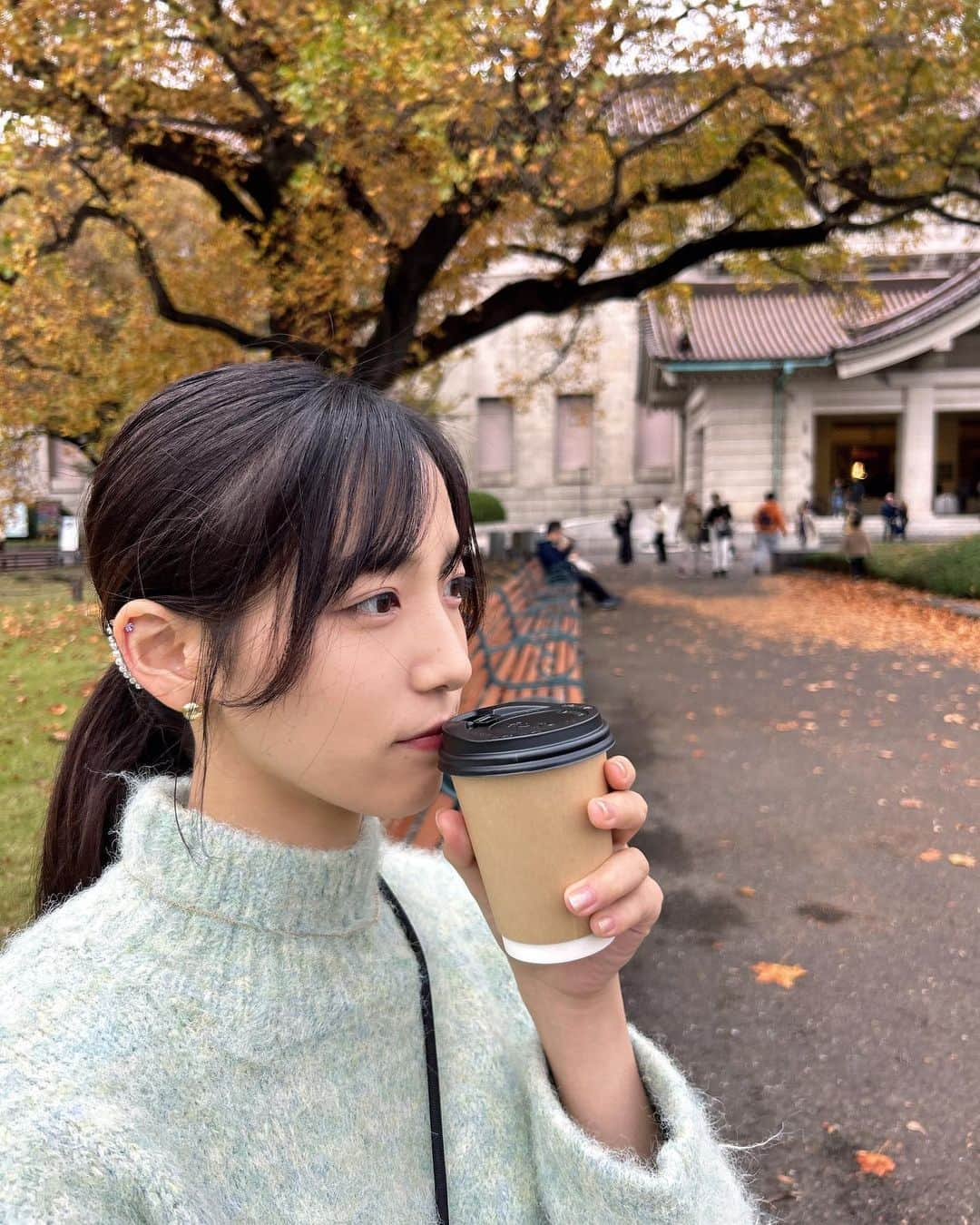 下尾みうのインスタグラム：「🍂☕️ 寒くなってきたね😮‍💨 #博物館 #コーヒー」