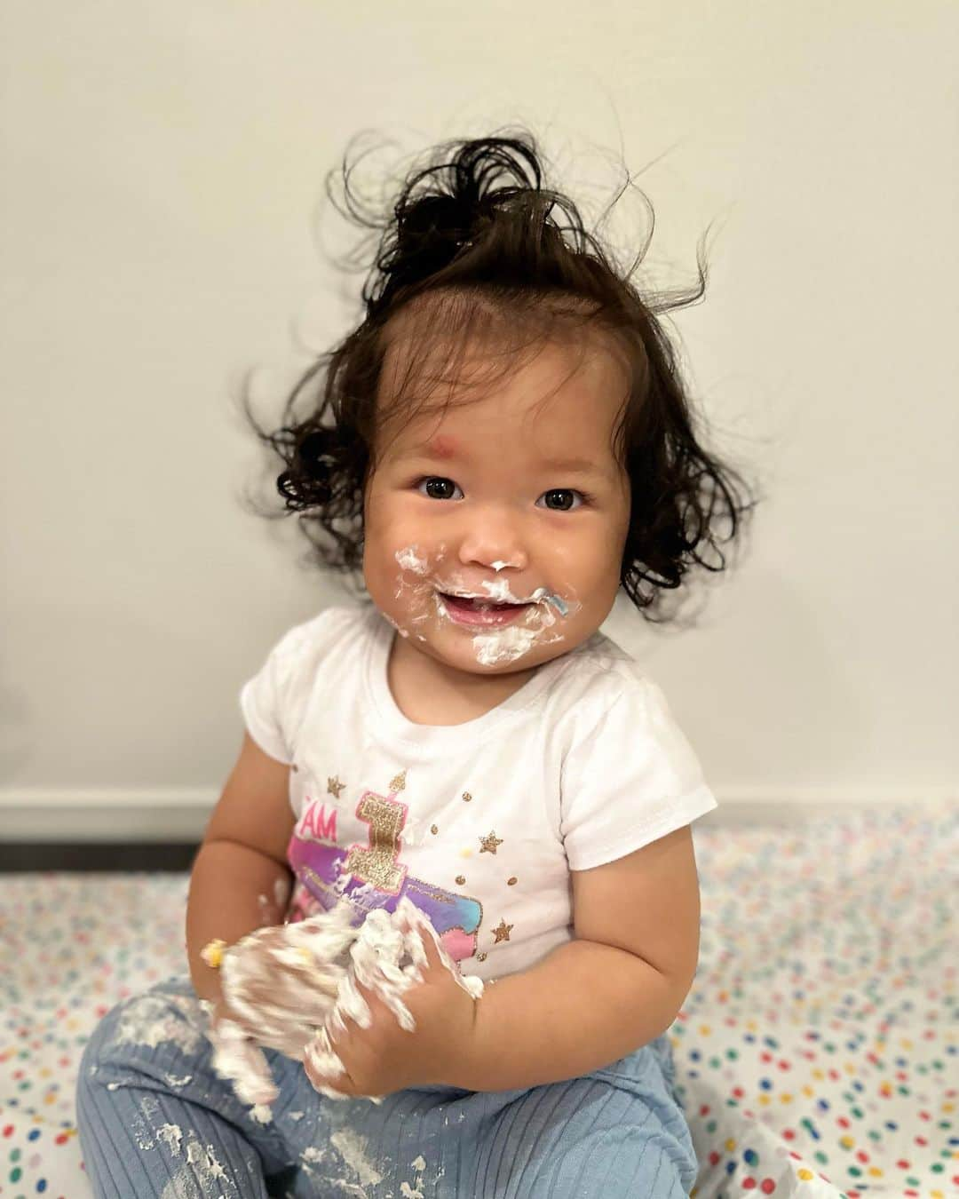 エリナ シルカのインスタグラム：「Cake smash for the birthday girl 🎂😂」