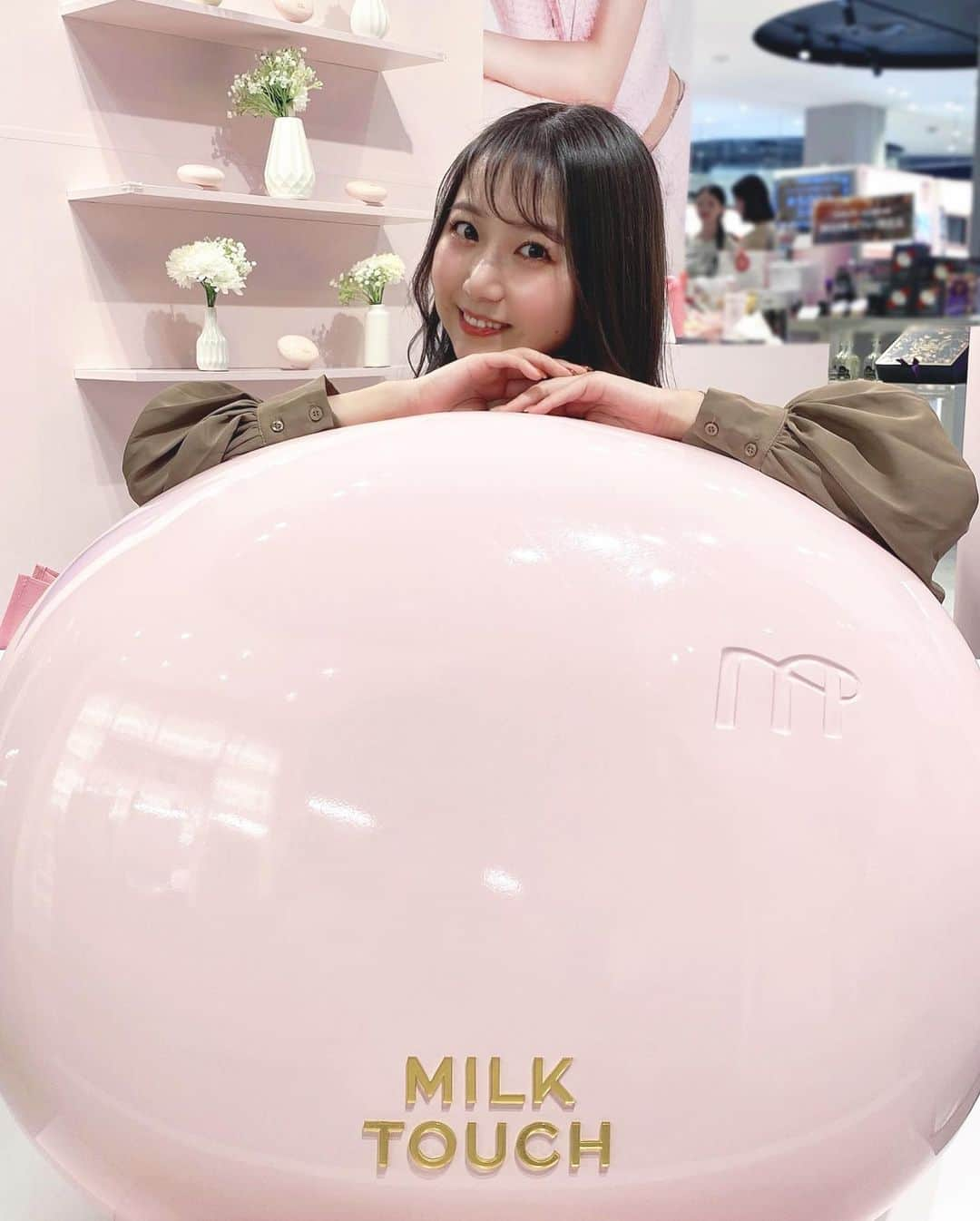 名取稚菜さんのインスタグラム写真 - (名取稚菜Instagram)「♛︎ ⁡ MILK TOUCHさんの新作クッションファンデ🤍 ⁡ まさかのグルタチオン配合👏それにも驚きだけど、 美容成分が60%も配合されています😳 ⁡ 確かにスキンケア後なのかな？くらい 内側から潤ってる感がありました！ 程よいツヤ感がまさに白玉肌って感じで良かった🥰 ⁡ 初めて付けた日はメイク直し必要かな？ と思って一応ファンデも持って出かけたけど 1日経っても綺麗なままだったので今はもう 朝メイクしたままお家に置いて出かけてます！ ⁡ 韓国コスメは白めなのが多いので 私は基本カラーの3番にしました‪‪😊 ⁡ オススメ♡  #milktouch  #ミルクタッチ #クッションファンデ」11月12日 20時00分 - wakana_1995