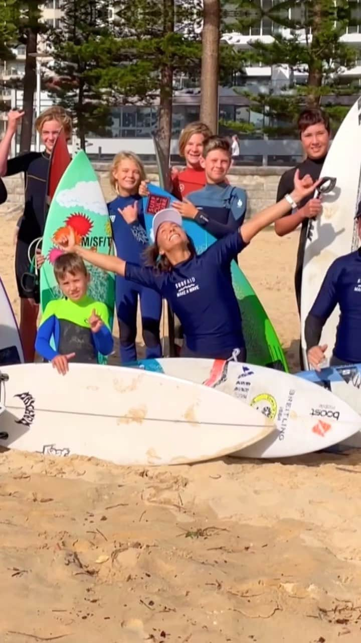 サリー・フィッツギボンズのインスタグラム：「Spending the day with these Champions.. the @surfaid @boostaus Grombassadors for the #MakeAWave Challenge. Incredible fundraising efforts by the Groms and their surfing communities 🙏🏼 🌊」