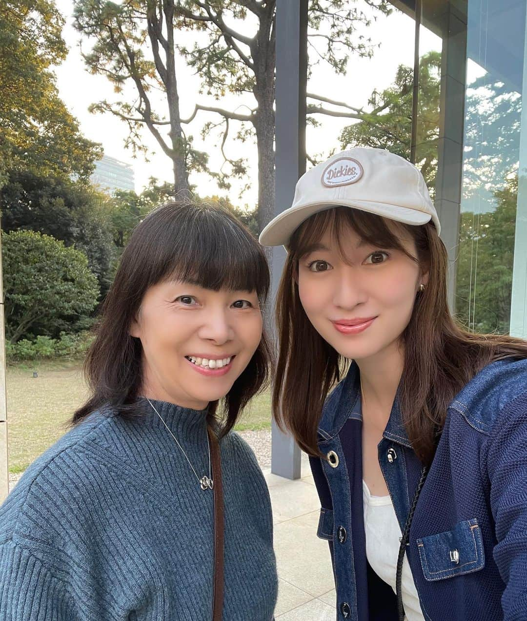 下田奈奈さんのインスタグラム写真 - (下田奈奈Instagram)「母と東京さんぽ⛲️🦜  10月夫が海外出張しているタイミングで 母がお家に遊びに来てくれていました☀️  お天気のいい日だったので都内を散策しようと 目黒にある #国立科学博物館附属自然教育園 と #東京都庭園美術館 へ行ってきました🐾  都心でこれだけ広い自然がある場所って なかなかないので行く度に感動します🌳 大好きな場所に母と一緒に行けて嬉しい🐿️  公園の中を母と歩いていると 途中バードウォッチングスポットを発見🔭 バードウォッチされてる方々が 親切に色々教えてくださり なんと双眼鏡まで貸していただき（笑） 初めて生のカワセミを見ることができました🦜  背中が青くてお腹がオレンジで 小さくてとっても綺麗で可愛かった〜🤭  母との思い出ができて充実した1日でした〜⛲️  ▼おさんぽコーデ👟 jacket : @diagramofficial  pants : @graceclassofficial   #母とデート #母と娘 #都内さんぽ  #東京公園 #東京自然 #都内公園 #東京美術館」11月12日 16時39分 - shimodanana