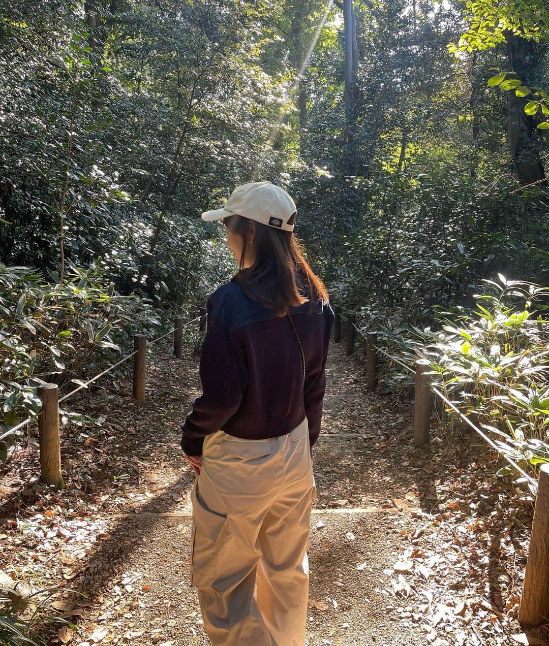 下田奈奈さんのインスタグラム写真 - (下田奈奈Instagram)「母と東京さんぽ⛲️🦜  10月夫が海外出張しているタイミングで 母がお家に遊びに来てくれていました☀️  お天気のいい日だったので都内を散策しようと 目黒にある #国立科学博物館附属自然教育園 と #東京都庭園美術館 へ行ってきました🐾  都心でこれだけ広い自然がある場所って なかなかないので行く度に感動します🌳 大好きな場所に母と一緒に行けて嬉しい🐿️  公園の中を母と歩いていると 途中バードウォッチングスポットを発見🔭 バードウォッチされてる方々が 親切に色々教えてくださり なんと双眼鏡まで貸していただき（笑） 初めて生のカワセミを見ることができました🦜  背中が青くてお腹がオレンジで 小さくてとっても綺麗で可愛かった〜🤭  母との思い出ができて充実した1日でした〜⛲️  ▼おさんぽコーデ👟 jacket : @diagramofficial  pants : @graceclassofficial   #母とデート #母と娘 #都内さんぽ  #東京公園 #東京自然 #都内公園 #東京美術館」11月12日 16時39分 - shimodanana