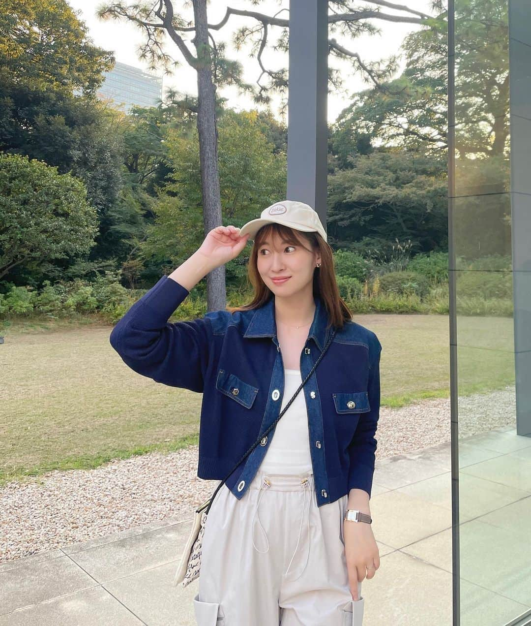 下田奈奈のインスタグラム：「母と東京さんぽ⛲️🦜  10月夫が海外出張しているタイミングで 母がお家に遊びに来てくれていました☀️  お天気のいい日だったので都内を散策しようと 目黒にある #国立科学博物館附属自然教育園 と #東京都庭園美術館 へ行ってきました🐾  都心でこれだけ広い自然がある場所って なかなかないので行く度に感動します🌳 大好きな場所に母と一緒に行けて嬉しい🐿️  公園の中を母と歩いていると 途中バードウォッチングスポットを発見🔭 バードウォッチされてる方々が 親切に色々教えてくださり なんと双眼鏡まで貸していただき（笑） 初めて生のカワセミを見ることができました🦜  背中が青くてお腹がオレンジで 小さくてとっても綺麗で可愛かった〜🤭  母との思い出ができて充実した1日でした〜⛲️  ▼おさんぽコーデ👟 jacket : @diagramofficial  pants : @graceclassofficial   #母とデート #母と娘 #都内さんぽ  #東京公園 #東京自然 #都内公園 #東京美術館」