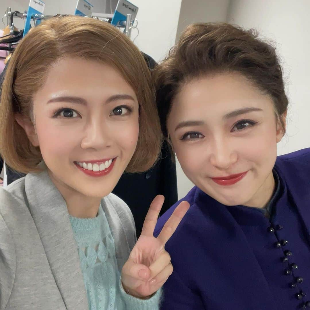 大和田美帆さんのインスタグラム写真 - (大和田美帆Instagram)「. ハーマイオニーの笹本玲奈ちゃんと^_^ 楽屋で隣の席なのです。 姉妹役で初共演から１３年。 友人関係は続いてましたが 久しぶりの共演うれしい。  友達と舞台の上でも友達の役。  彼女の親友と結婚し 彼女の夫は私の兄。  仲良しのはずよね。  れなちゃんは いろんなお菓子をくれる。 ジャージを忘れたとき貸してくれる。 衣装ちゃんと着れてないのを教えてくれる。 年下だけどお姉ちゃんみたい。  #ハリーポッターと呪いの子 ロングラン出演中。 本日で32回目の本番でした！  #舞台#赤坂ACTシアター#ロングラン公演中#harrypotterandthecursedchild #ginnypotter#harmione  #笹本玲奈 @renastagram07」11月12日 16時53分 - miho_ohwada