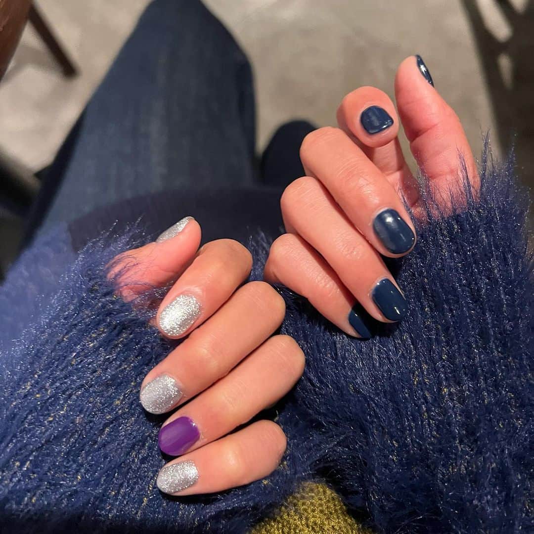 平アスカさんのインスタグラム写真 - (平アスカInstagram)「フユネイル🧶💙💜💅🏽✨ 昨日ヤクザ系の映画観てたら怖くて眠れなくなったからゆっくりめに起きてダラダラ笑 さっき甘いの食べたくなって旦那さんについてきてもらった🍰🧀☕️🤤 スコットランドの空間最高におちつく〜🏴󠁧󠁢󠁳󠁣󠁴󠁿🇬🇧、TANNOYもさいこうね！ #OLの休日 #cafetime #asuca_nail」11月12日 16時48分 - asucataira