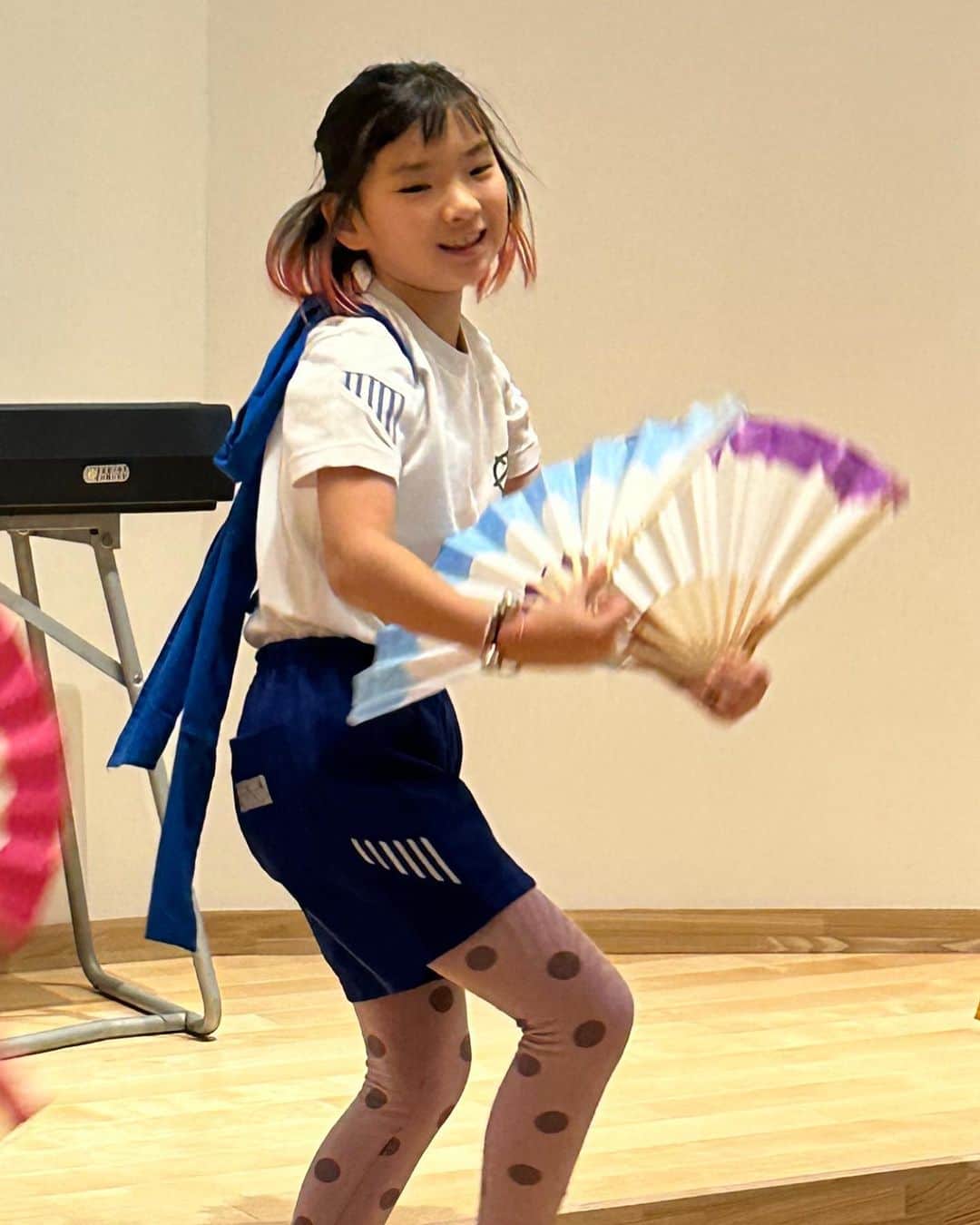 のインスタグラム：「今日は明治学院で民舞を披露してきました。 学校の文化祭では高熱の中踊って笑顔ゼロだったけど、今日はとっても楽しそうに踊っていて、わたしは胸キュン💚」