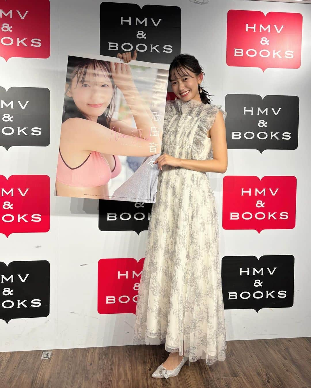 志田音々さんのインスタグラム写真 - (志田音々Instagram)「♡ 本日は2024カレンダーお渡し会でした🫧  お越しくださった皆様ありがとうございました😊 直接コミュニケーション出来た時間が幸せでした💭お元気そうな姿も見られて嬉しかった☺︎  2024年、ねねまるカレンダーで過ごしてくれるの楽しみです♪  ありがとうございます🍀 お気をつけて帰ってくださいねー！  #ネイルの色に悩んでしまって #メイクさんとしいたけ占いを見たら #今日のラッキーカラーはピンクとゴールド #ということでゴールドのネイルをしてもらい #イヤリングはピンクゴールド♡ #今日の衣装かわいいー！！ #後ろはリボンなのでしたっ」11月12日 17時02分 - shida_nene0715