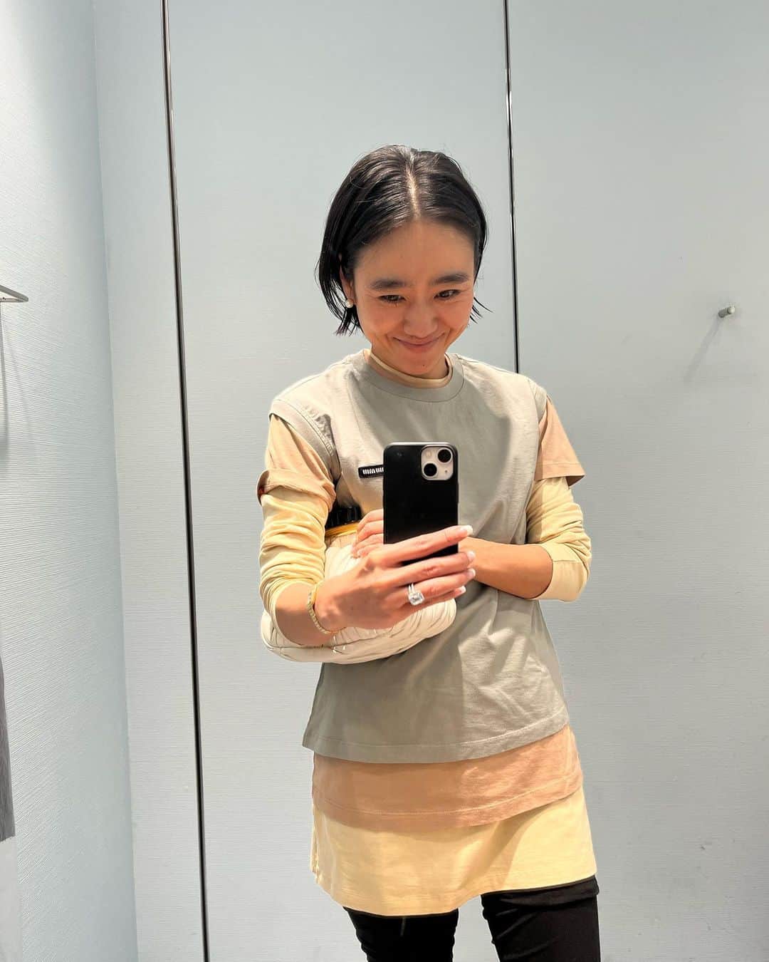 金子綾さんのインスタグラム写真 - (金子綾Instagram)「大好きな大好きな @miumiu の店頭に2日間 立たせていただきました♡(しかも伊勢丹ね🤭) ミュウミュウ好きなお客様やスタッフの方々とコーディネートしたり私も試着をしたり、旦那様のお洋服なんかも選ばせて頂いたり… とても貴重な時間をありがとうございました。 ２日間ミュウミュウに浸り、最高でした！ (もちろん手ぶらでは帰宅出来ず😆)」11月12日 17時01分 - ayaaa0707
