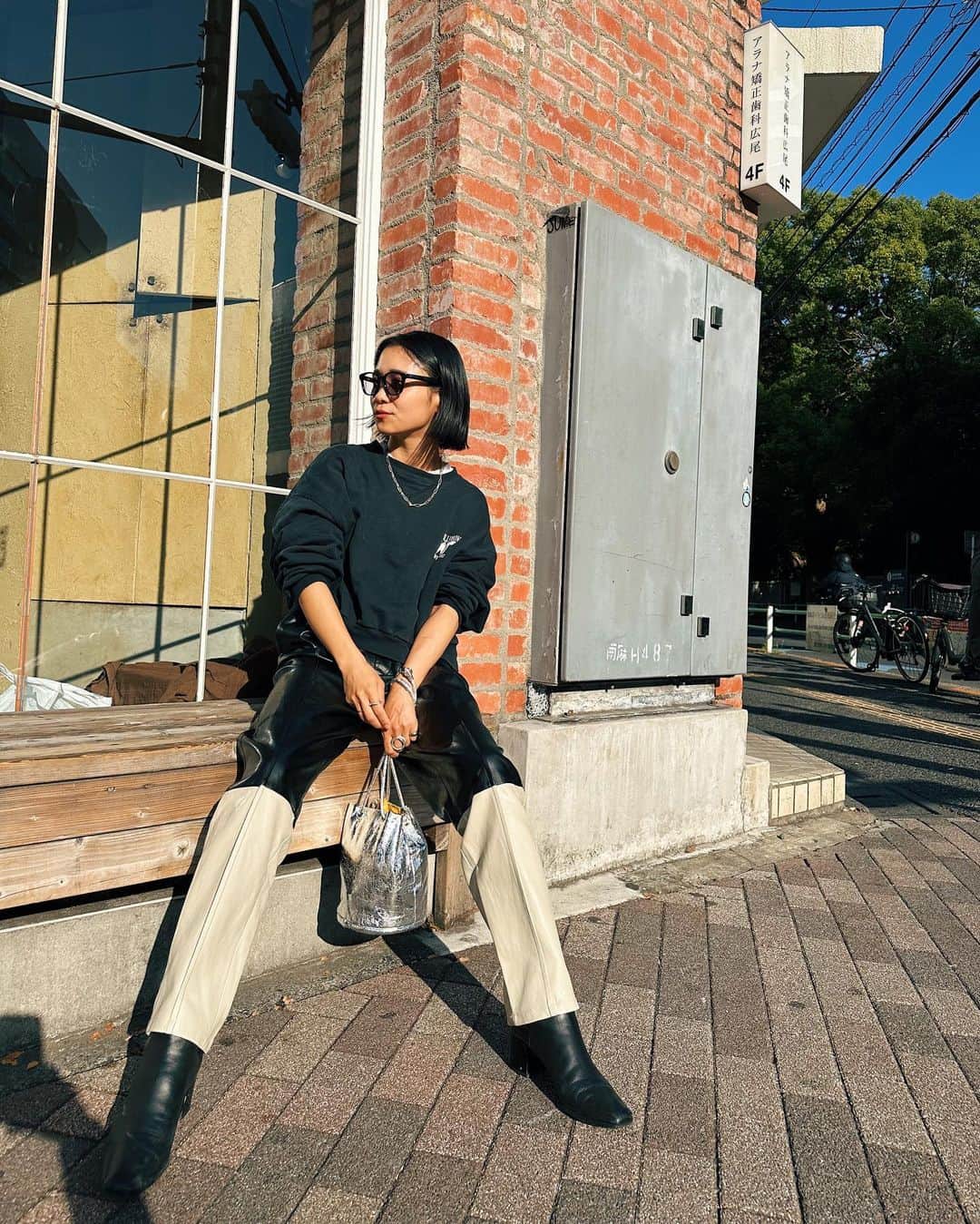 忍舞のインスタグラム：「朝夕肌寒いのに昼間が暑くて。。。 スウェットすきだけど 今の季節難しいw  #しのぶんコーデ #エコレザーパンツ #スウェットコーデ #21度コーデ」
